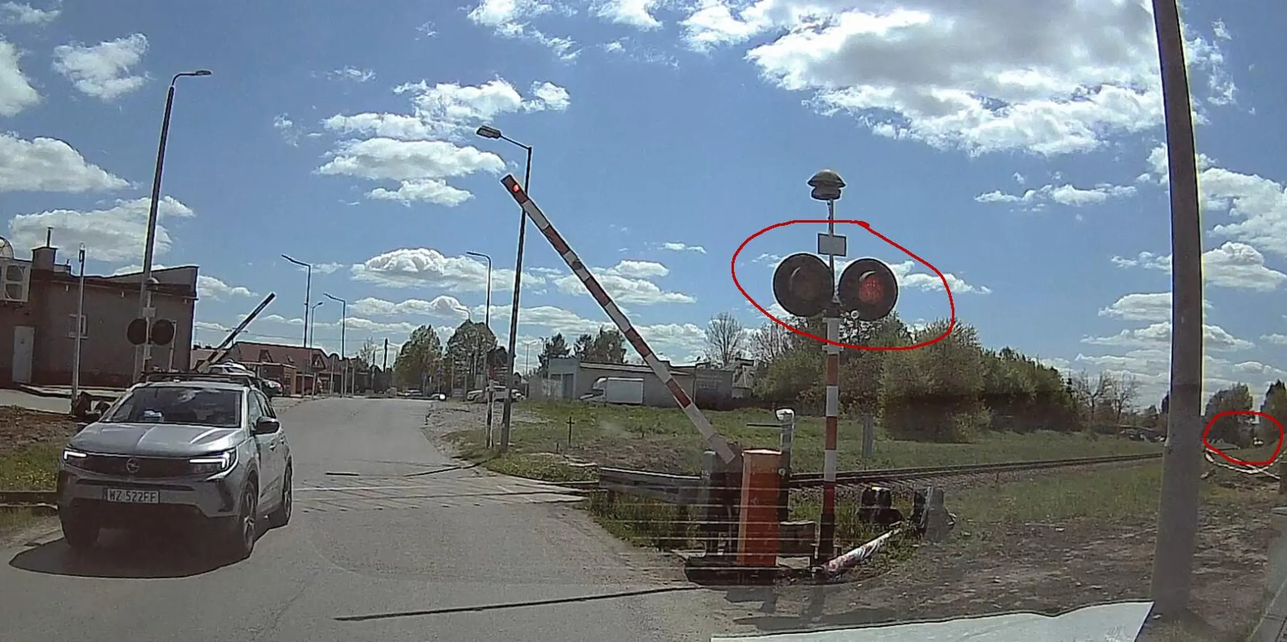 Brawo dla Pani za zignorowanie sygnalizacji świetlnej i wjechanie tuż pod zamykające się rogatki na przejeździe kolejowym - pociąg był już tylko kilkadziesiąt metrów od przejazdu! https://streamable.com/nm8cg7