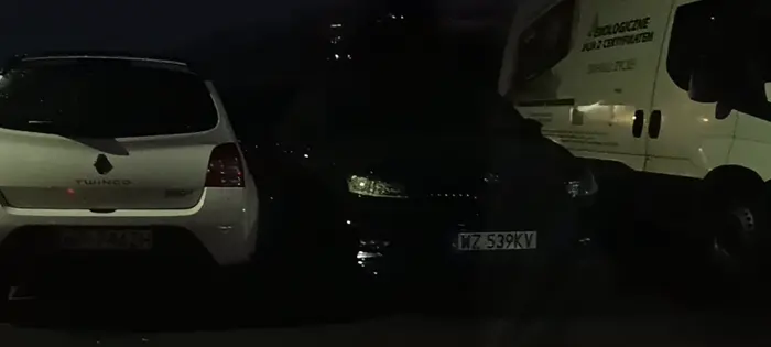 Chamskie parkowanie na trawniku i chodniku na ulicy z zakazem zatrzymywania się i postoju