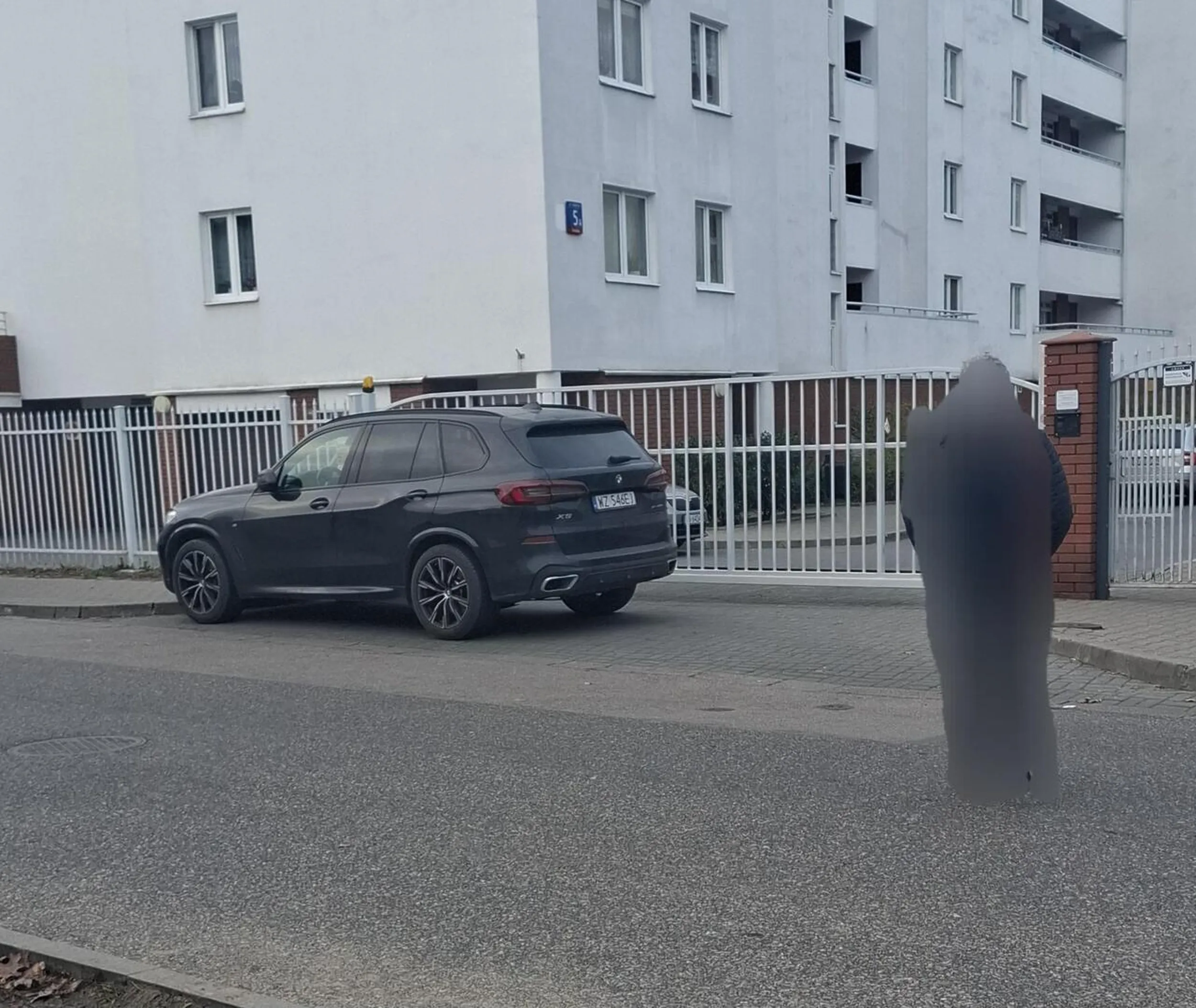 Gratuluję pięknego parkowania w jedynej bramie na osiedle. Straż pożarna nie mogłaby już wjechać.