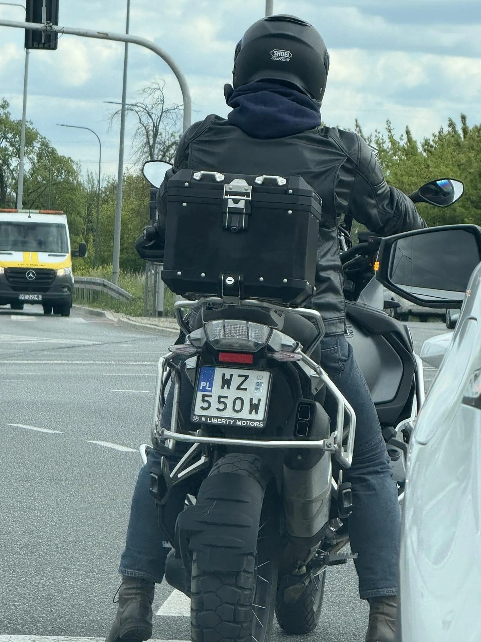 Jeździ szybko , prowokuje i nagrywa jazdę aut po bus pasach - co ci do tego chłopie czyżbyś pracował kiedyś w UB lub w innej milicji ? Ps. Jechałem za tobą dłużej i nagrałem Ciebie na 50tce jechałeś 100kmh - czasem nie warto się czepiać ludzi w piątek po pracy- uczciwie zarabiających na życie . Pozdrawiam lewa w górę.