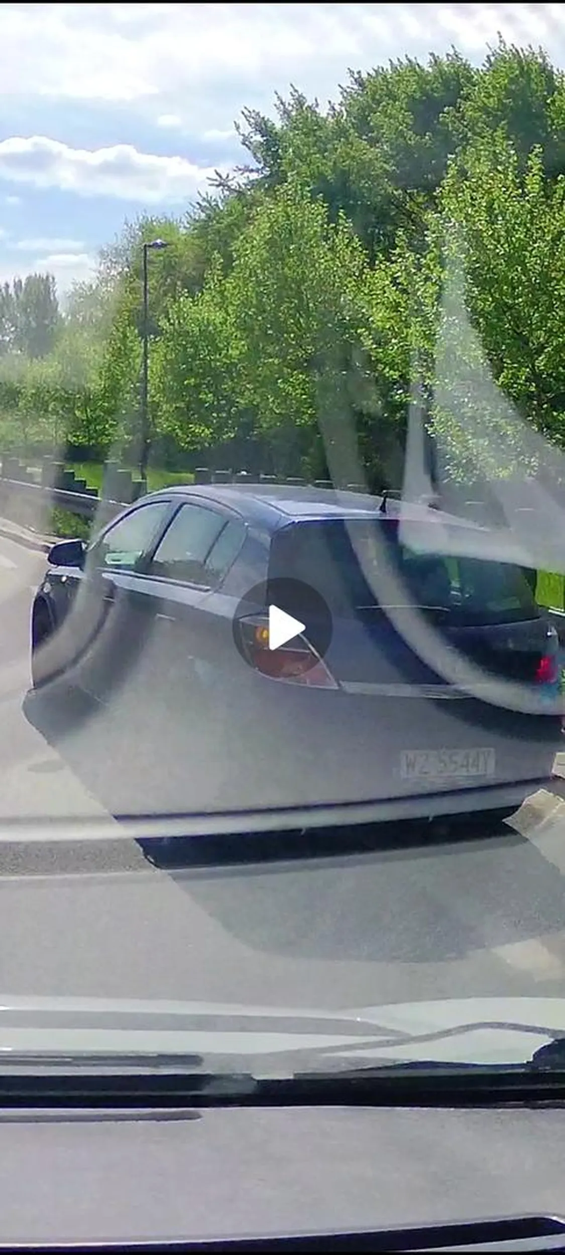 Naucz się sieroto wyjeżdżać z pasa rozbiegowego! Prawie doprowadziles do wypadku ! Z 80km/h do. 15km/h hamowanie. Wyobraźni trochę ! Stwarzasz zagrożenie na drodze!! Nagranie wysłane na policję !