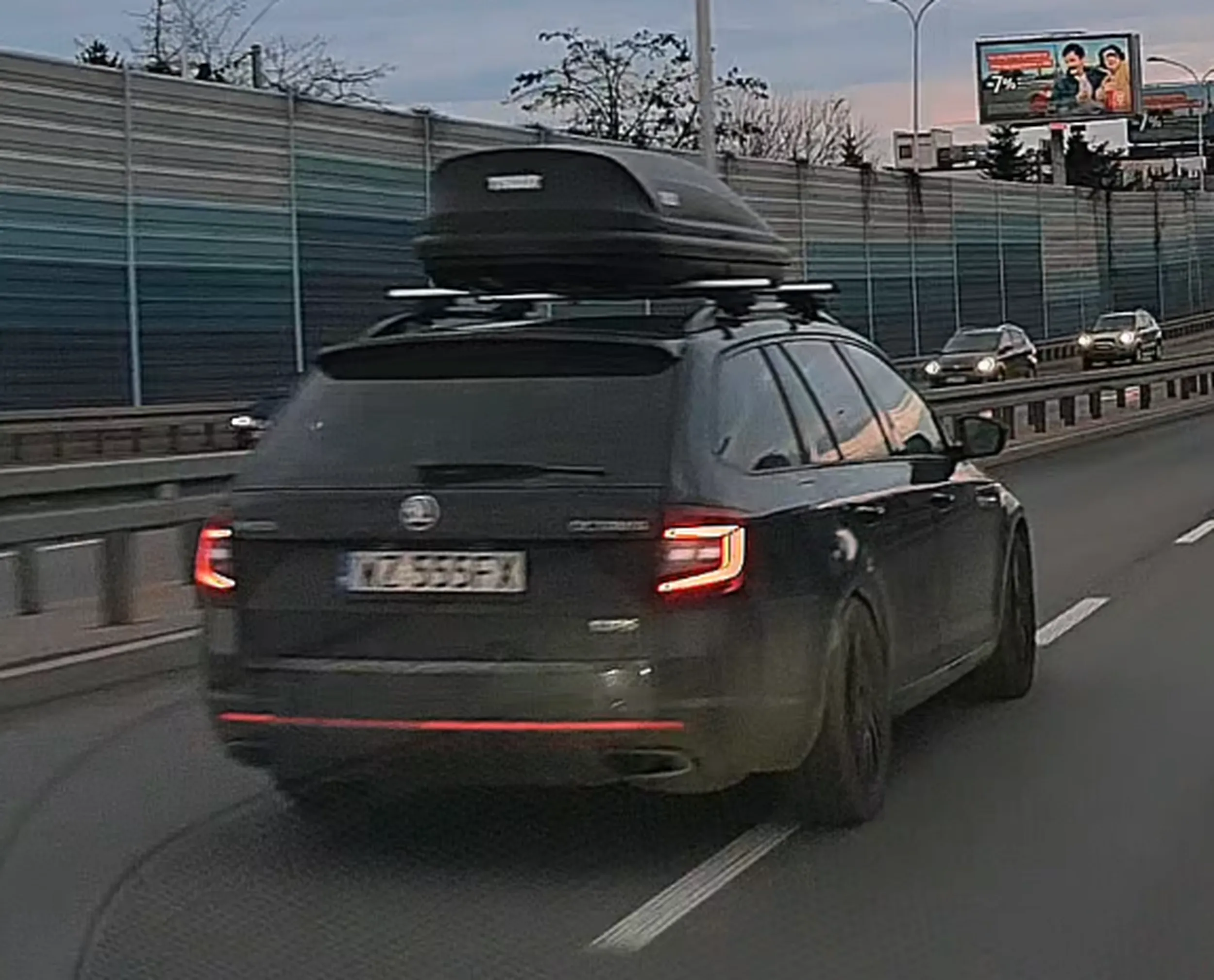 Wiezie trumnę na dachu, nie potrafi jechać swoim pasem, potrzebuje dwóch żeby się zmieścić przez co mało mi nie urwał lusterka wyprzedzając na łuku. Dozwolona prędkość 60kmh, jedzie co namniej dwa razy tyle.