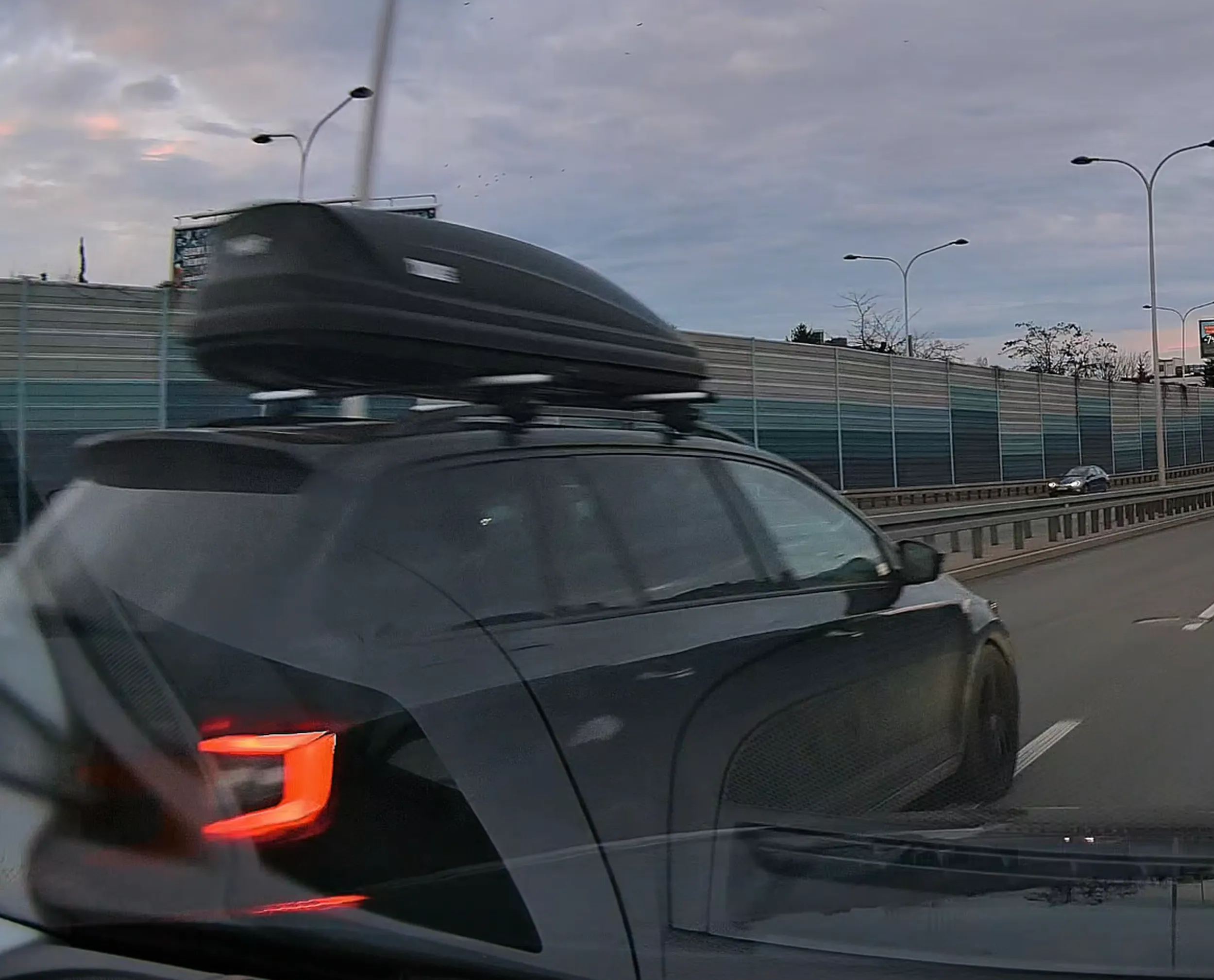 Wiezie trumnę na dachu, nie potrafi jechać swoim pasem, potrzebuje dwóch żeby się zmieścić przez co mało mi nie urwał lusterka wyprzedzając na łuku. Dozwolona prędkość 60kmh, jedzie co namniej dwa razy tyle.