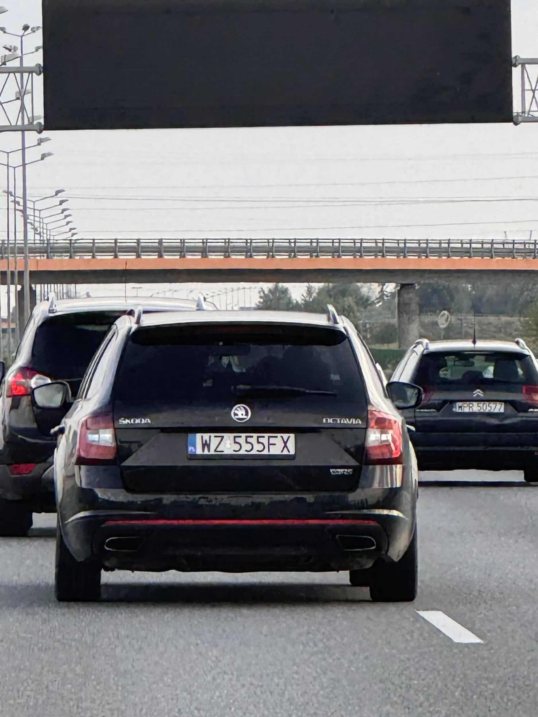 Napiera, jedzie jak wariat, wjeżdża w bagażnik i to jeszcze z dzieciakiem z przodu. Selekcja naturalna?