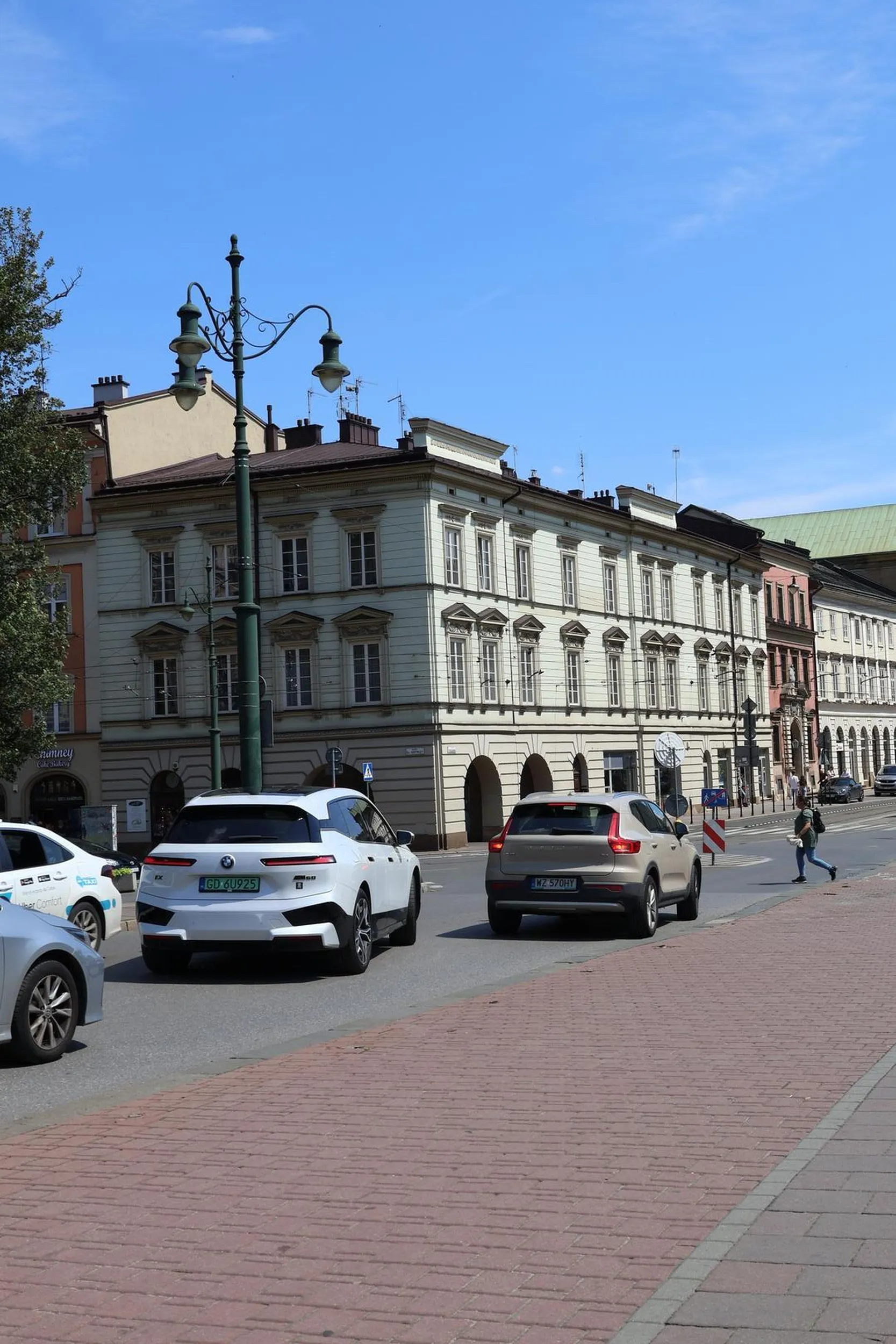 Stał w Krakowie przed Wawelem na ruchliwym skrzyżowaniu utrudniając ruch przez 10 minut następnie cofał się do tyłu po czym pojechał przed siebie