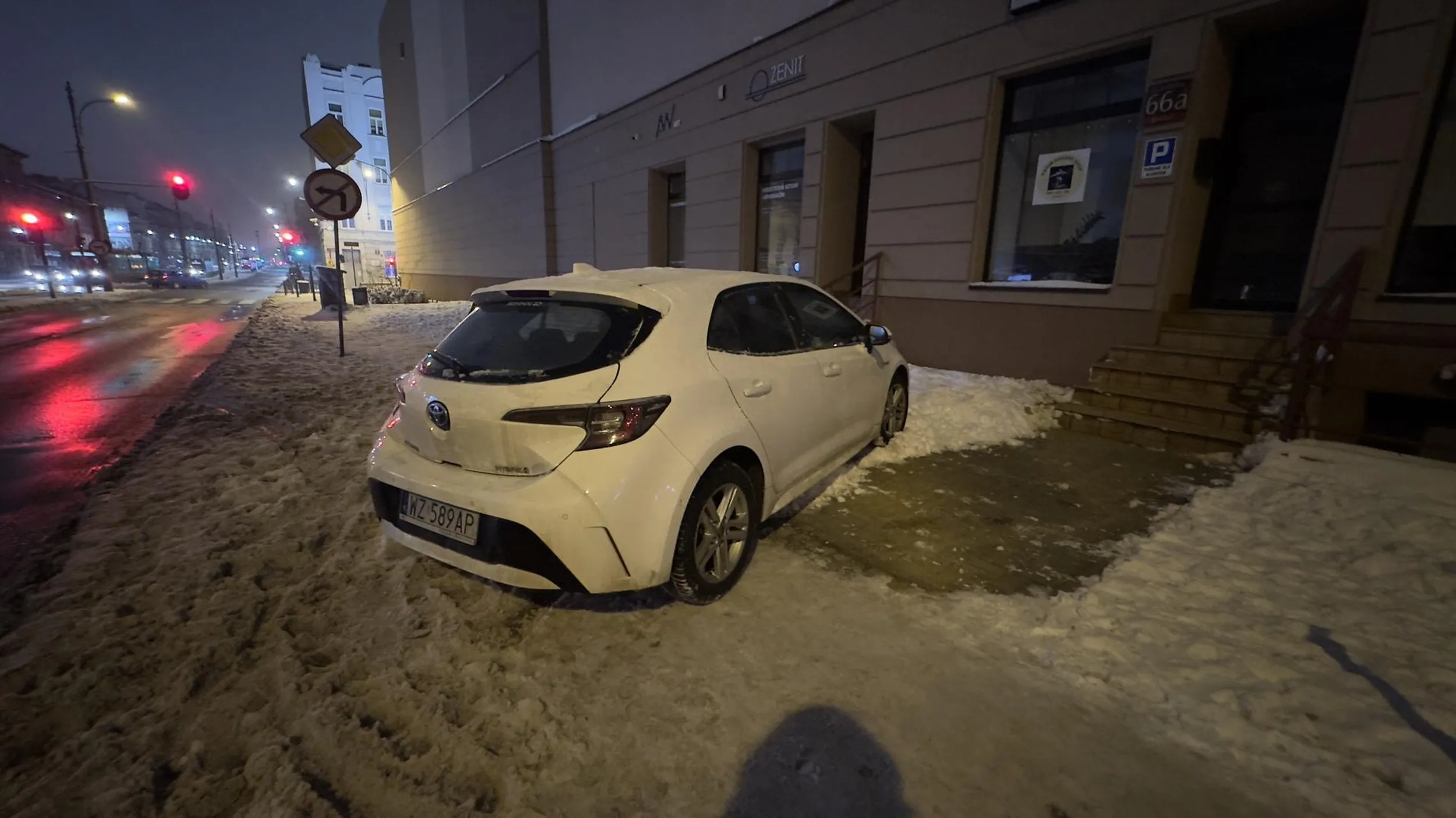 Rozumiem że parkowanie na chodniku jest dozwolne jak jest snieg? Kolejny umiejący inaczej.