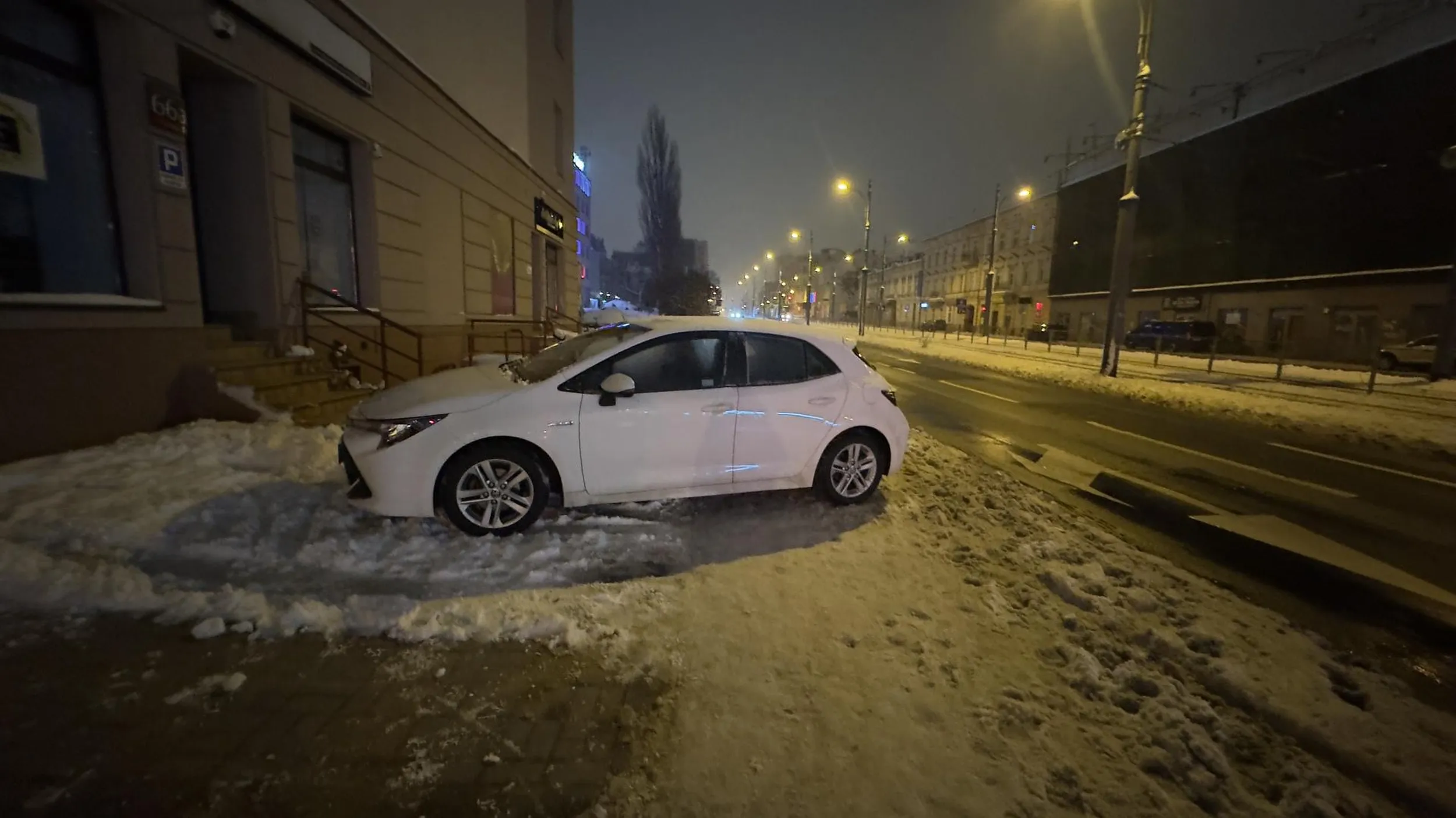 Rozumiem że parkowanie na chodniku jest dozwolne jak jest snieg? Kolejny umiejący inaczej.