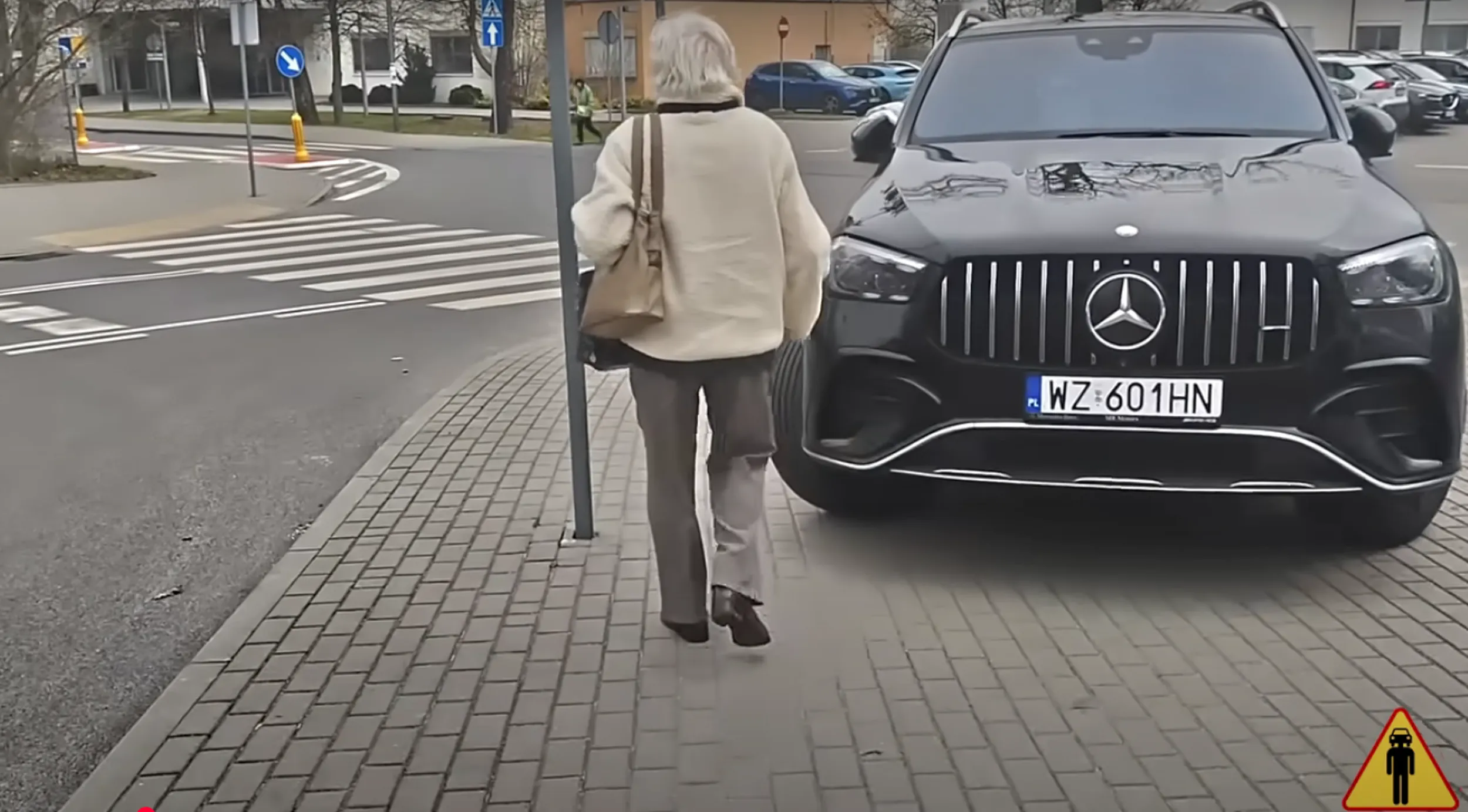 Parkuje na chodniku utrudniając ruch pieszym