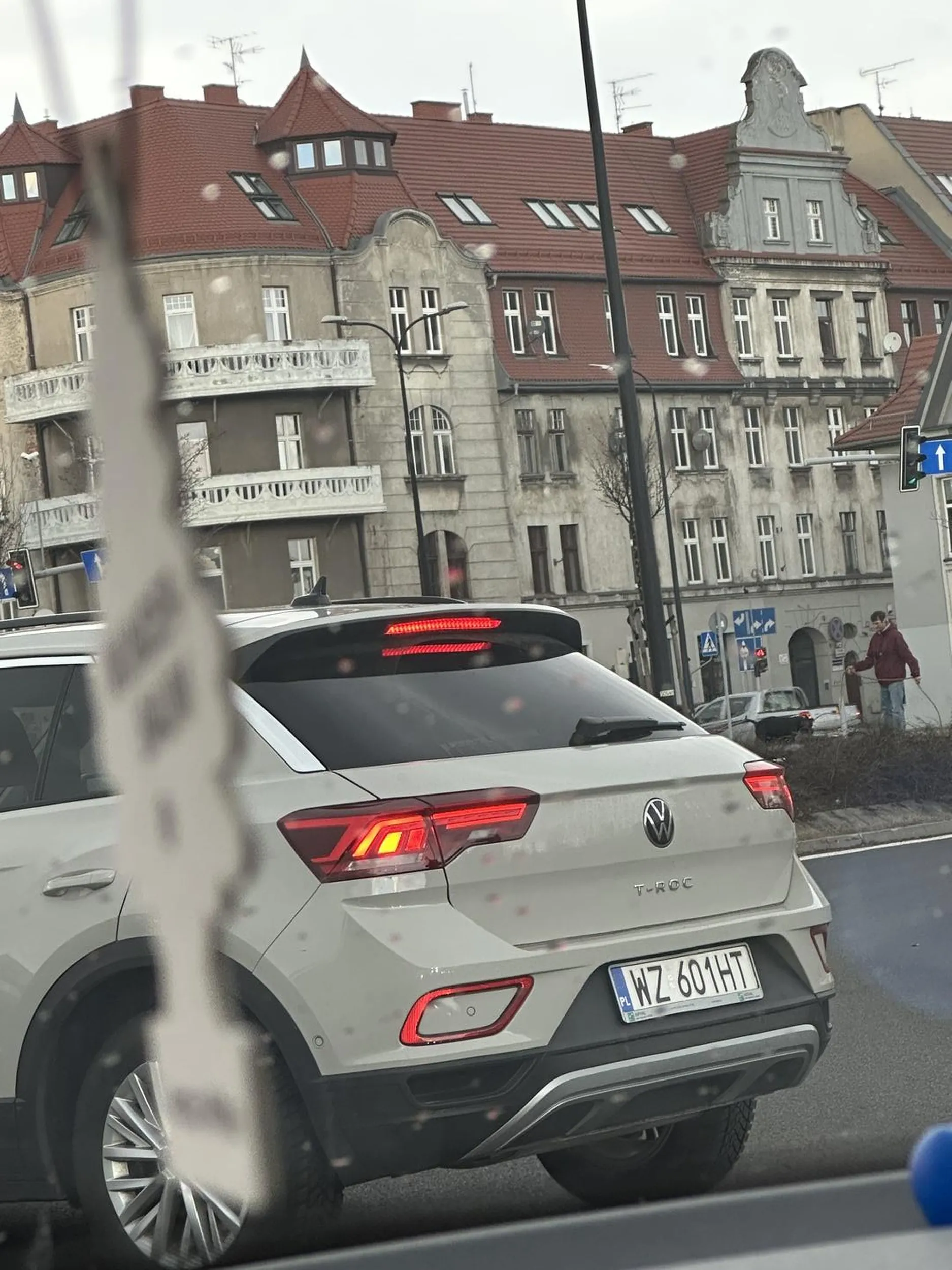 Jedzie do końca innym pasem, a później ze strefy wyłączonego ruchu próbuje wbić na właściwy, każdy stoi w korku ale książulo ma swoje prawa