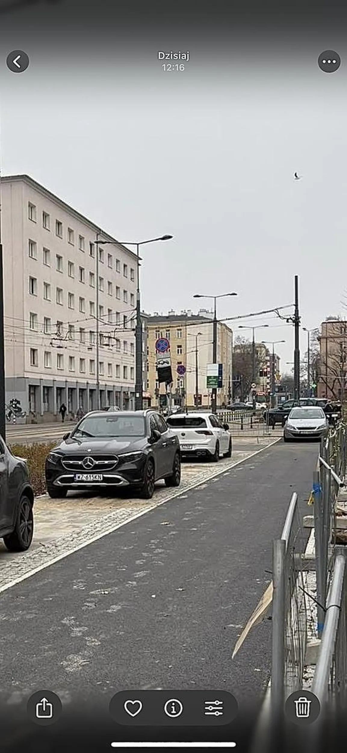 Chamie, won z chodnika ?