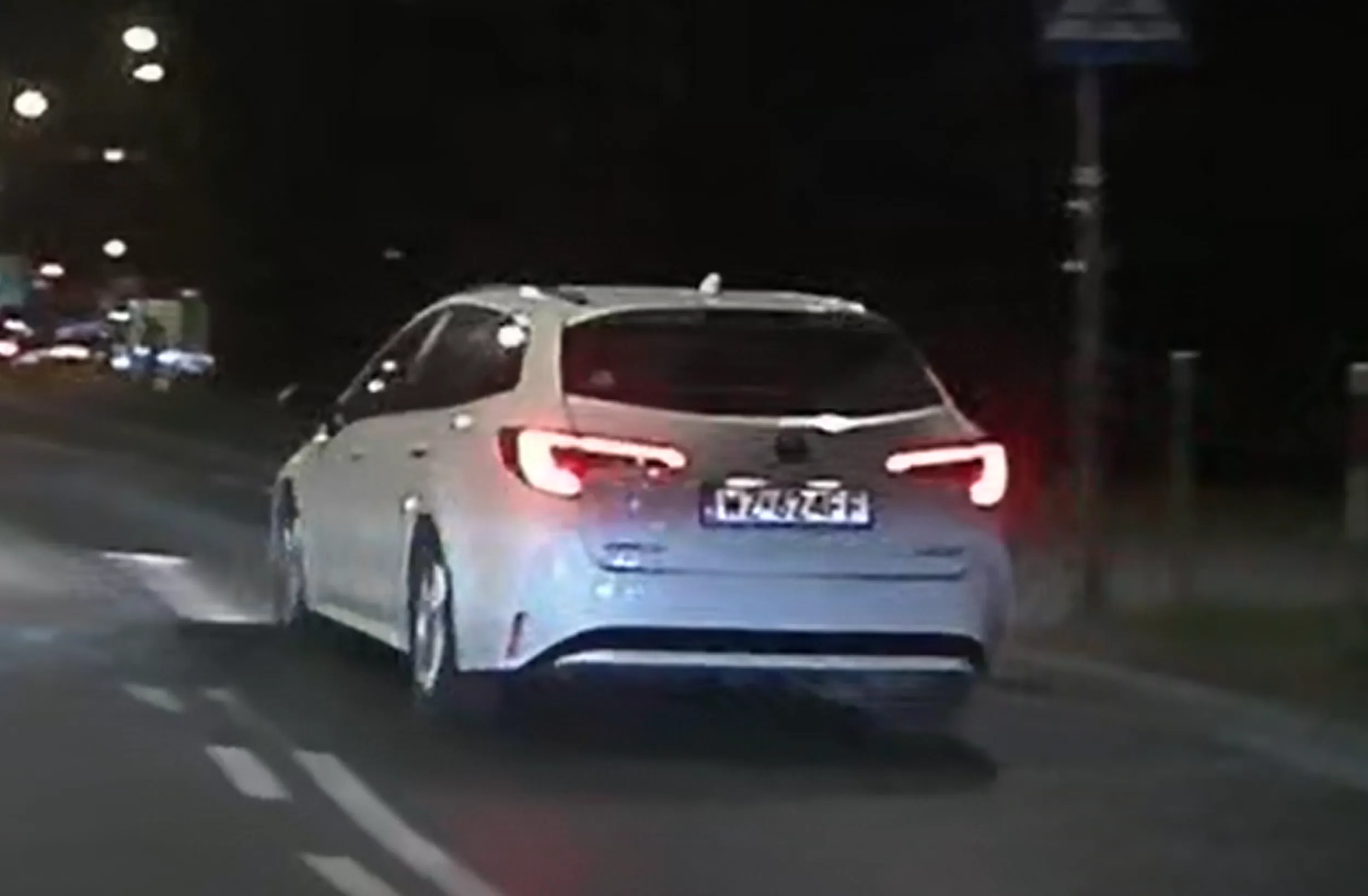 Osoba, która prowadziła ten samochód, ma poważne problemy z głową. Jechałem spokojnie w mieście, a ten gnojek trąbi, jedzie na zderzaku i mruga długimi... kompletna patologia.