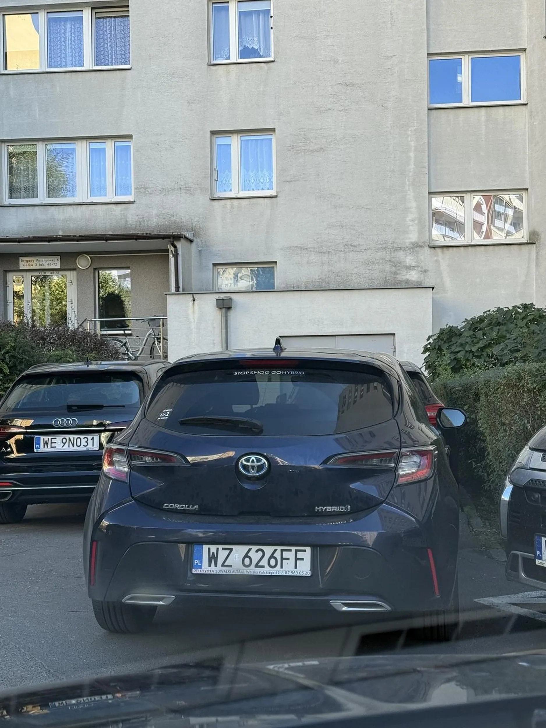 Kierująca nie wie, że wyjeżdżający z osiedlowej uliczki ma pierwszeństwo. Jeździ po osiedlu z nadmierną prędkością. Gdy musi wycofać, żeby przepuścić pojazd wyjeżdżający jest wielce oburzona, macha rękoma oraz wyzywa innych kierowców, a na do widzenia pokazuje środkowego palca. Na osiedlu zastawia inne pojazdy, tak że nie ma możliwości wyjazdu.