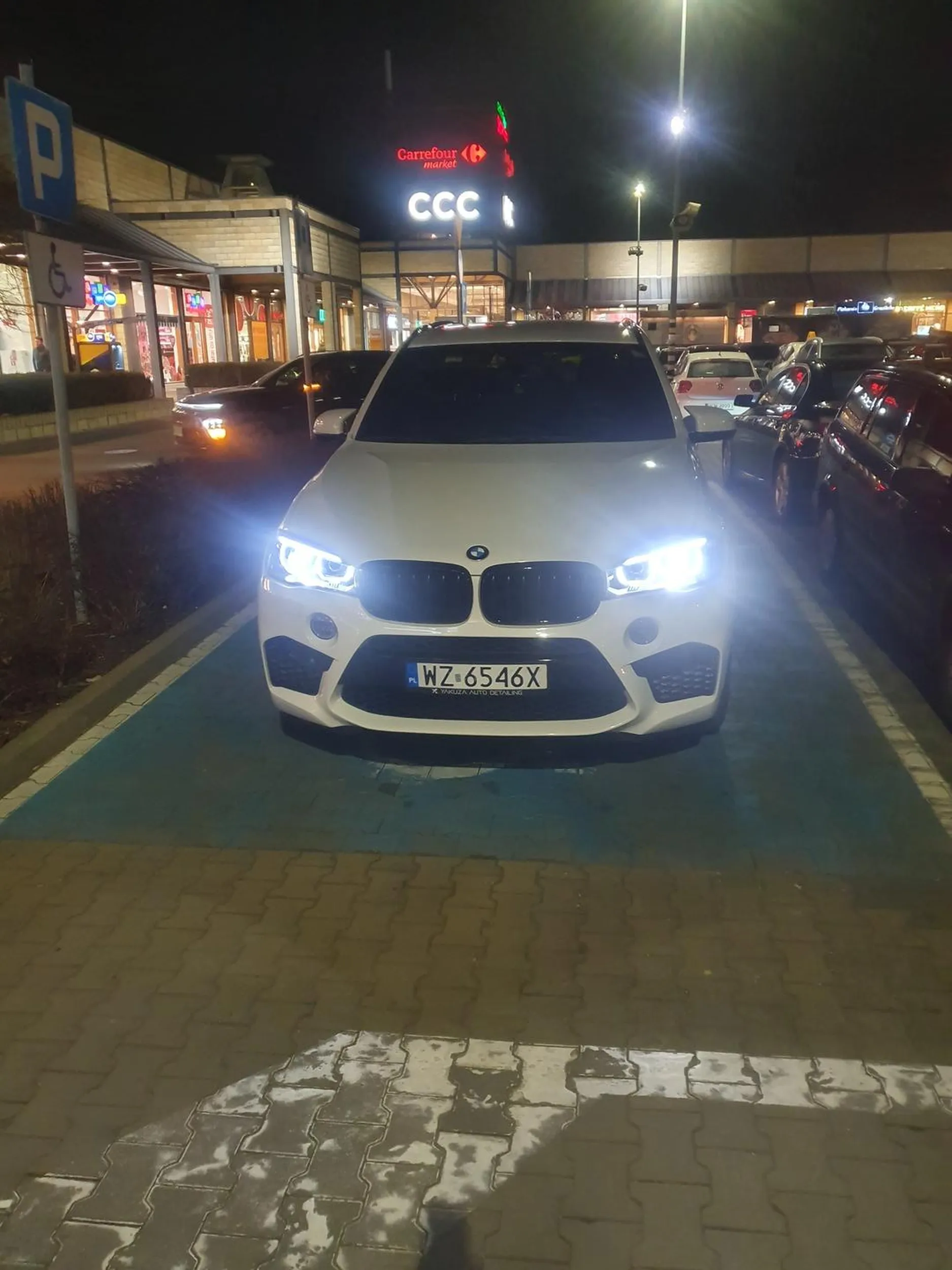 Bez kartki inwalidy na miejscu dla niepełnosprawnych, mimo że inne są wolne. Do tego włączony silnik, i tak przez minimum kwadrans (potem nie wiem). Parkowanie na kopercie nie po raz pierwszy. Czy to zawsze tak musi być, że im tłustsze auto, tym bardziej chamskie zachowanie?