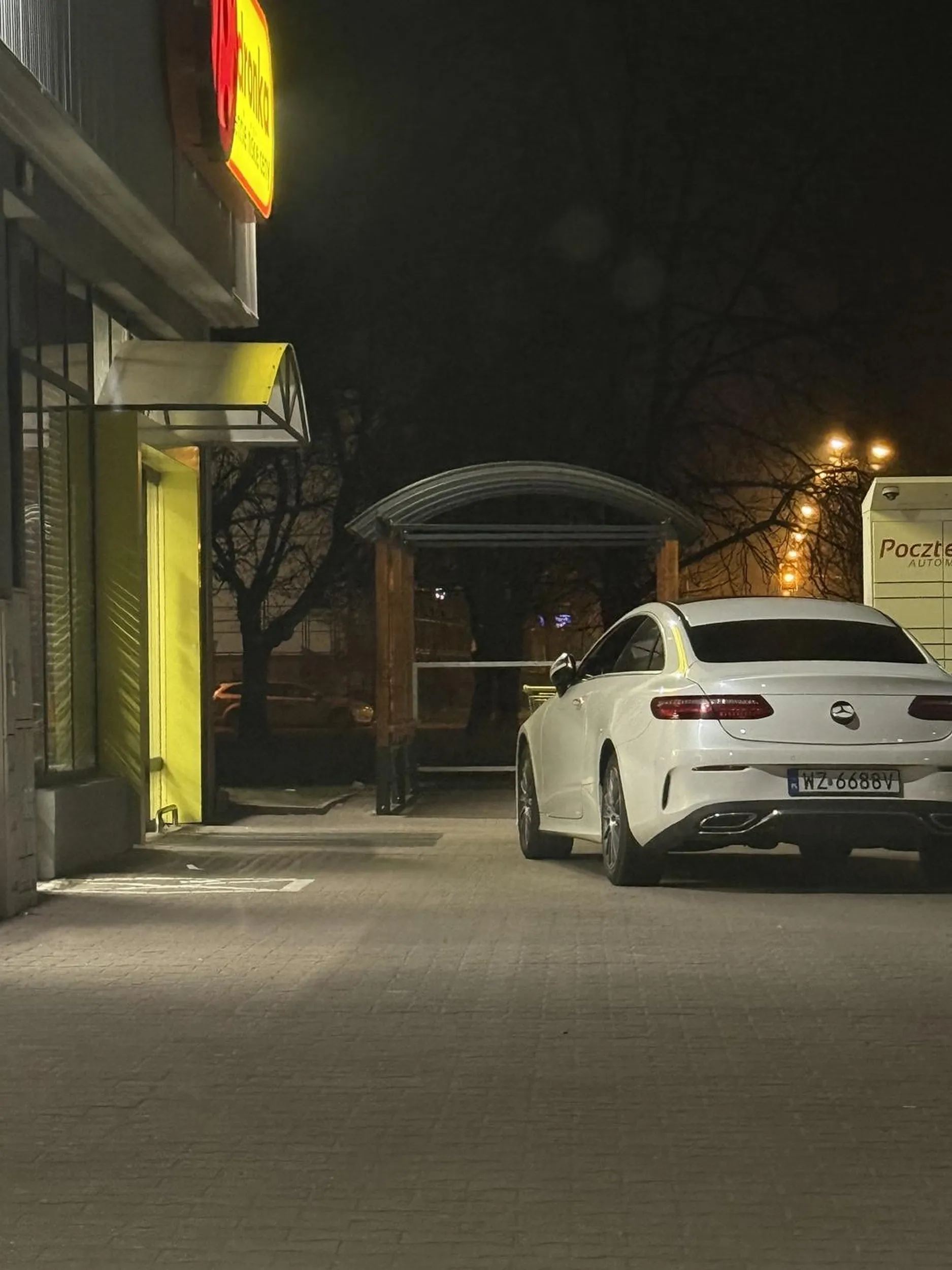 Tak się parkuje pod sklepem.