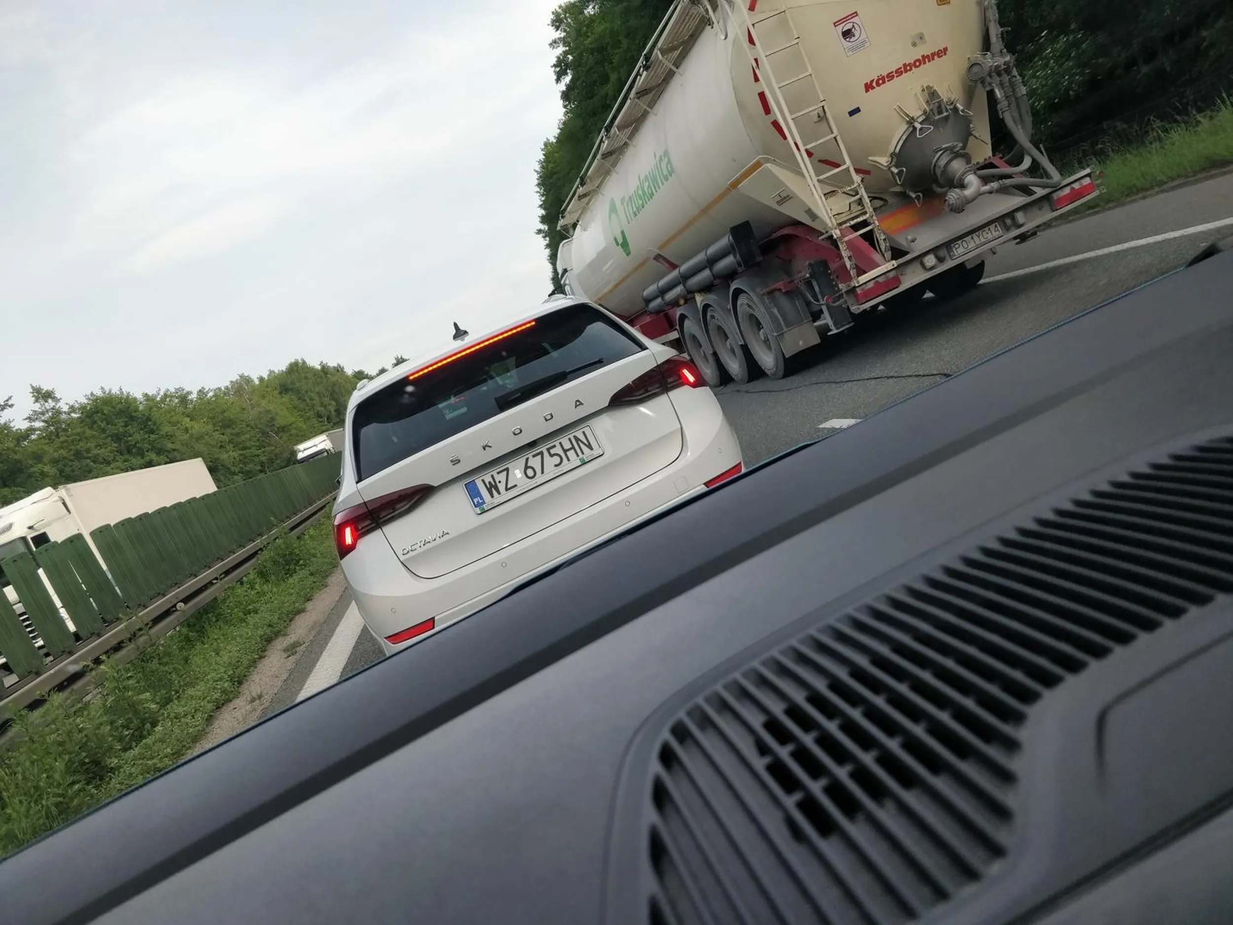 Gościu, kierunkowskaz służy do sygnalizowania ZAMIARU manewru i nie daje Ci automatycznego pierwszeństwa do zajeżdżania mi drogi. Trzymaj odstępy na autostradzie a paluszki które tak ochoczo pokazywałeś wsadź sobie głęboko w odbyt