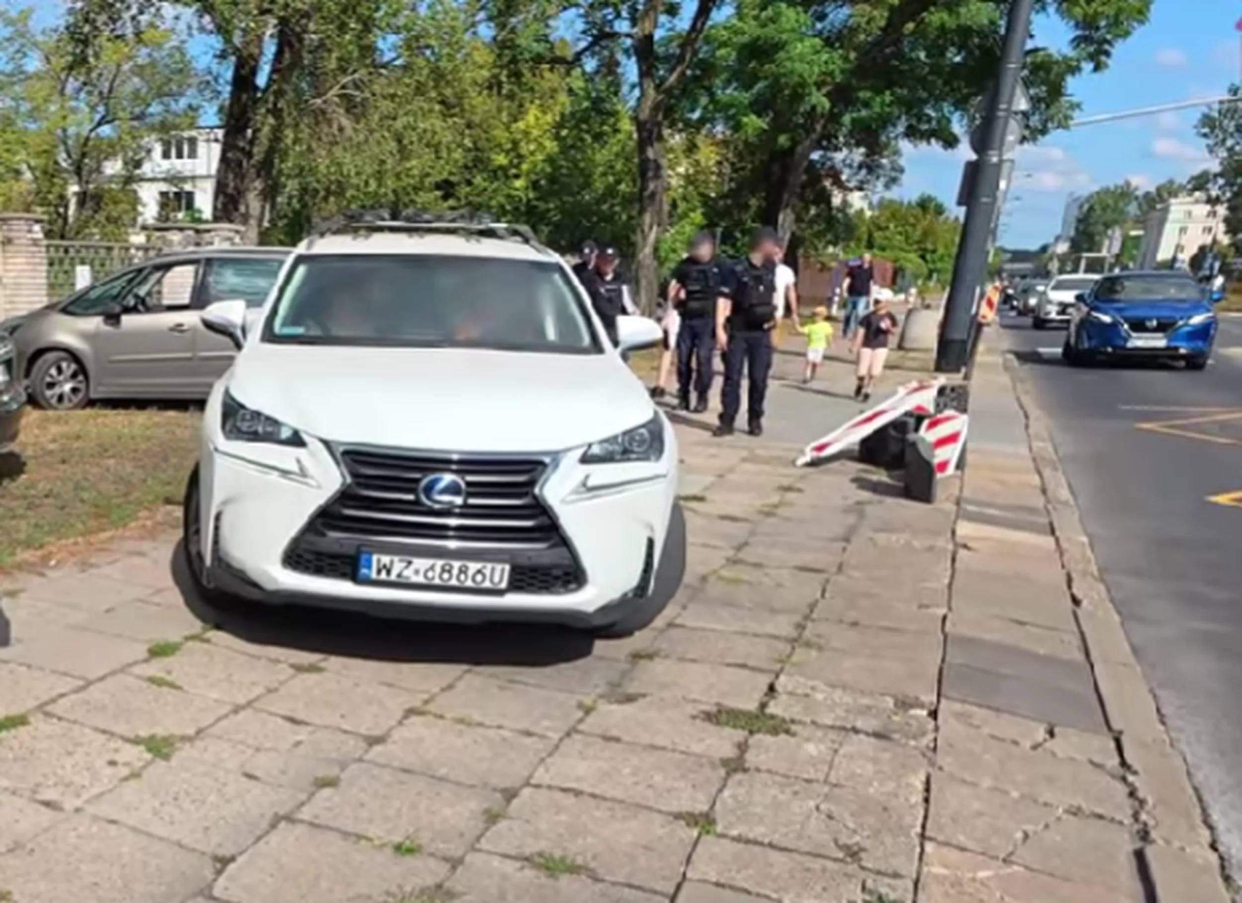 Jeżdżą po chodniku