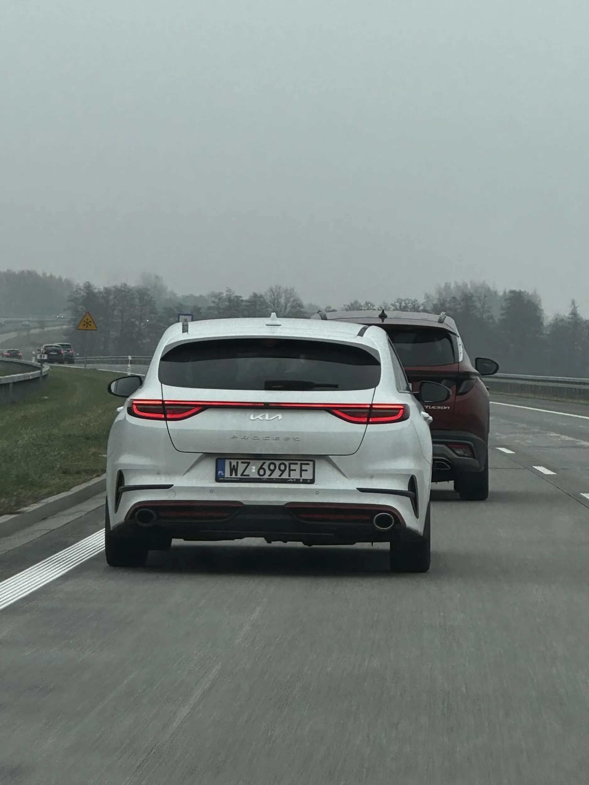 Bardzo agresywny kierowca, jeździ ciągiem lewym pasem przy ogromnej prędkości, grubo ponad przepisowej.