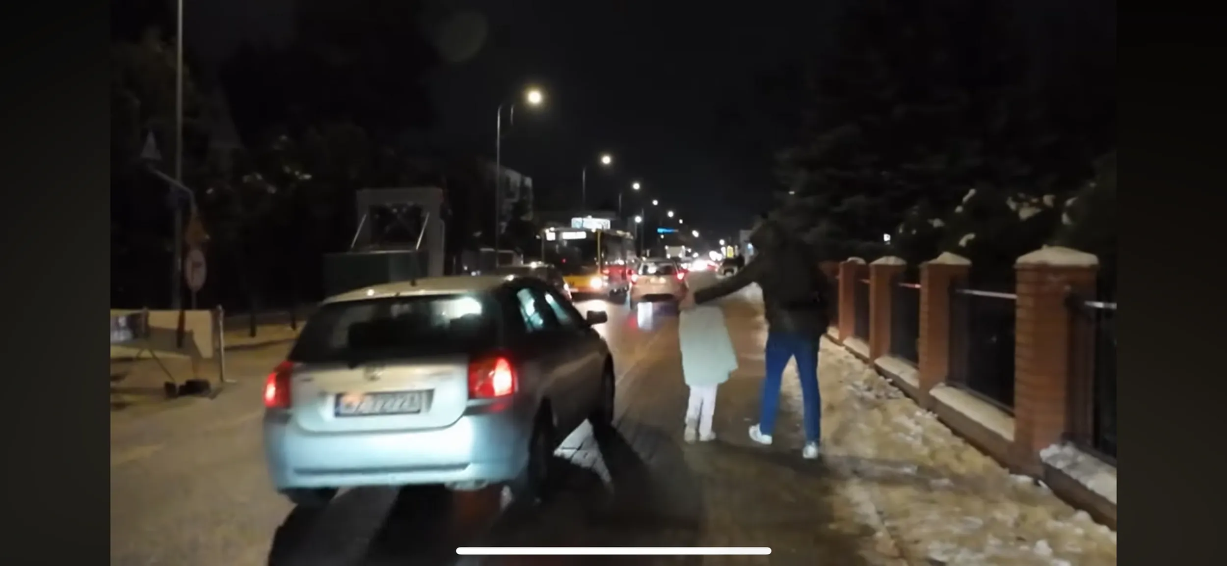 Śmietnik jeżdżący chodnikiem, który prawie rozjechał dziecko. Tfu ci w pysk bezmózgu