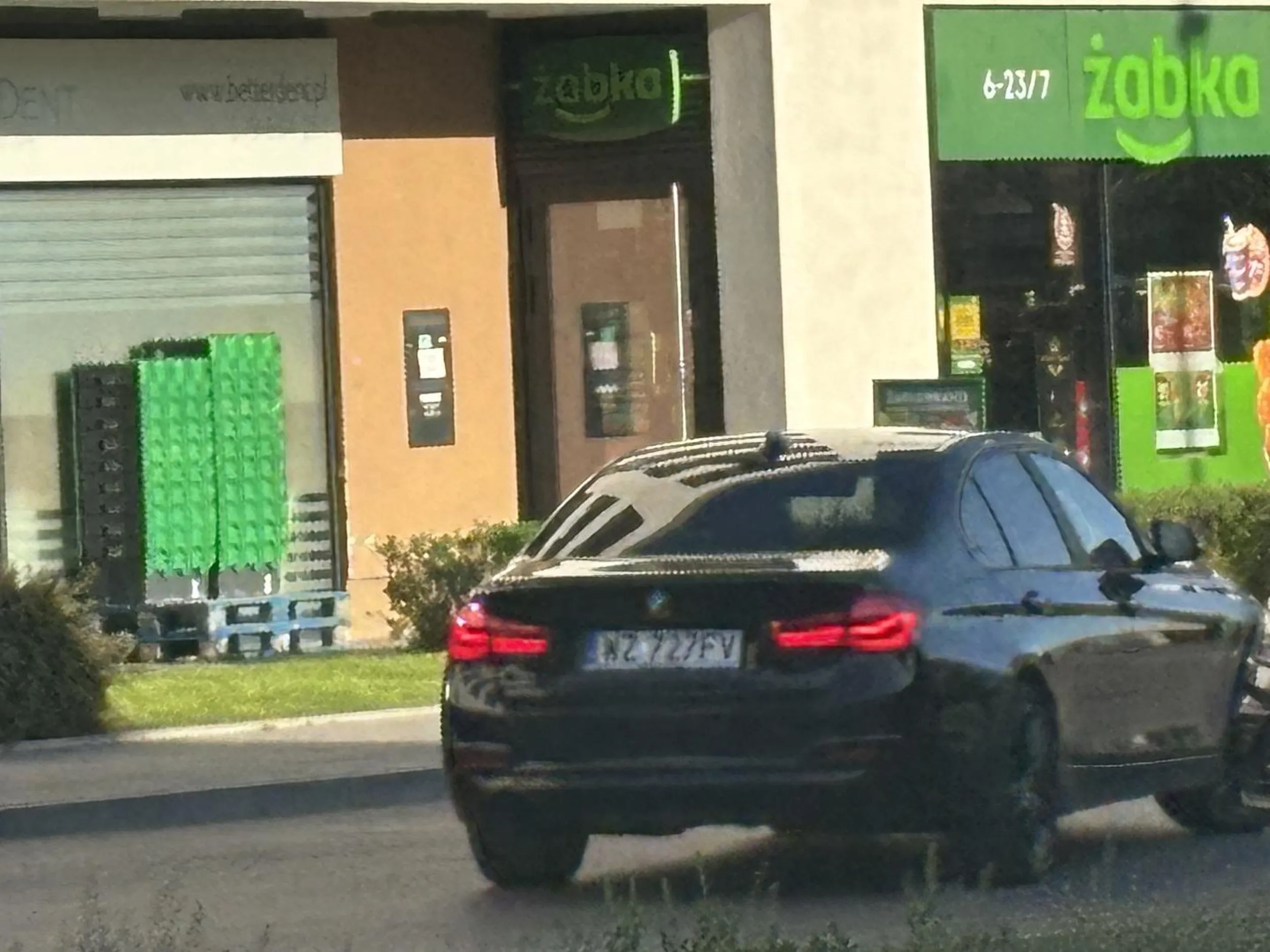 Oj gościu potrącenie pieszego na chodniku, pięknie się na monitoringu nagrałeś, plus potrąciłeś pracownika ochrony