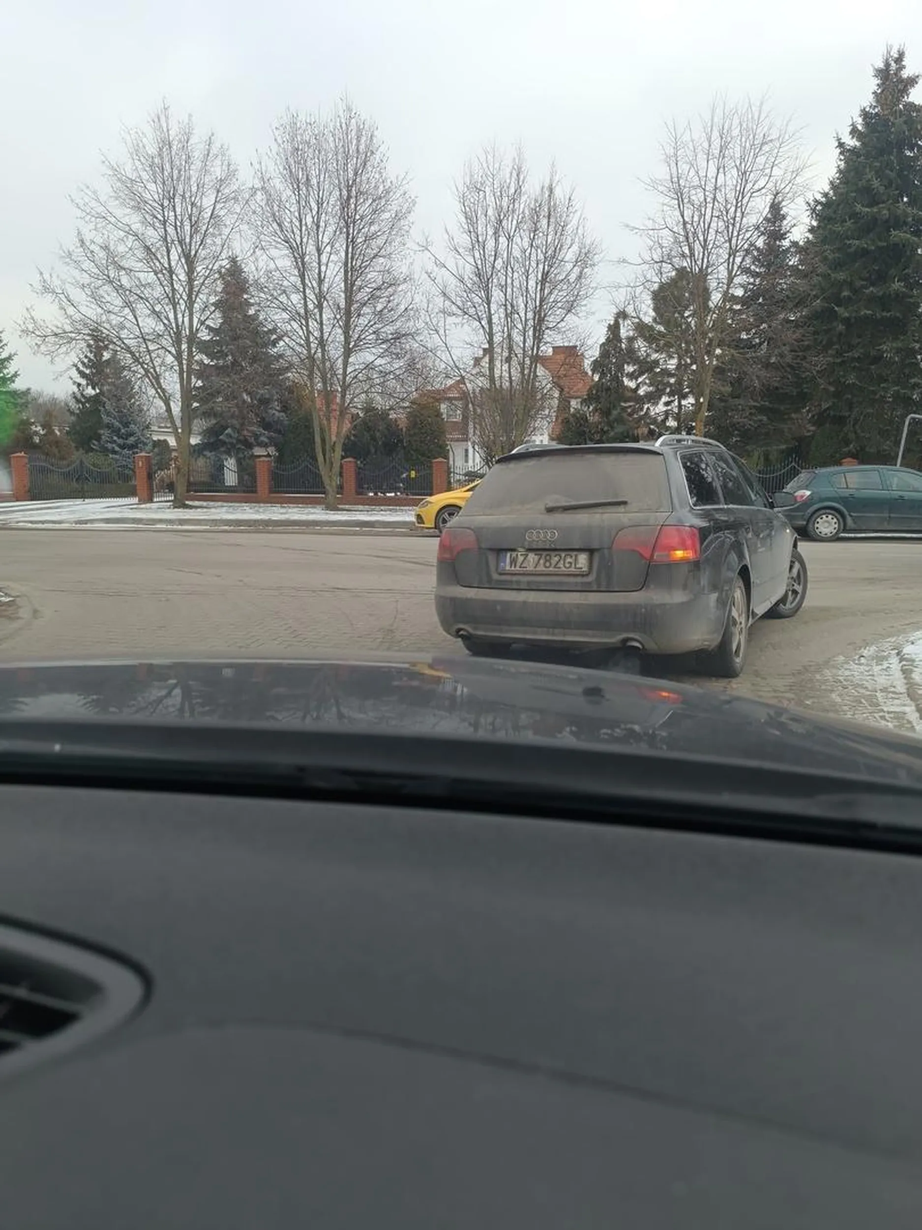 Wjeżdża przed maskę, jest bardzo nie rozważny