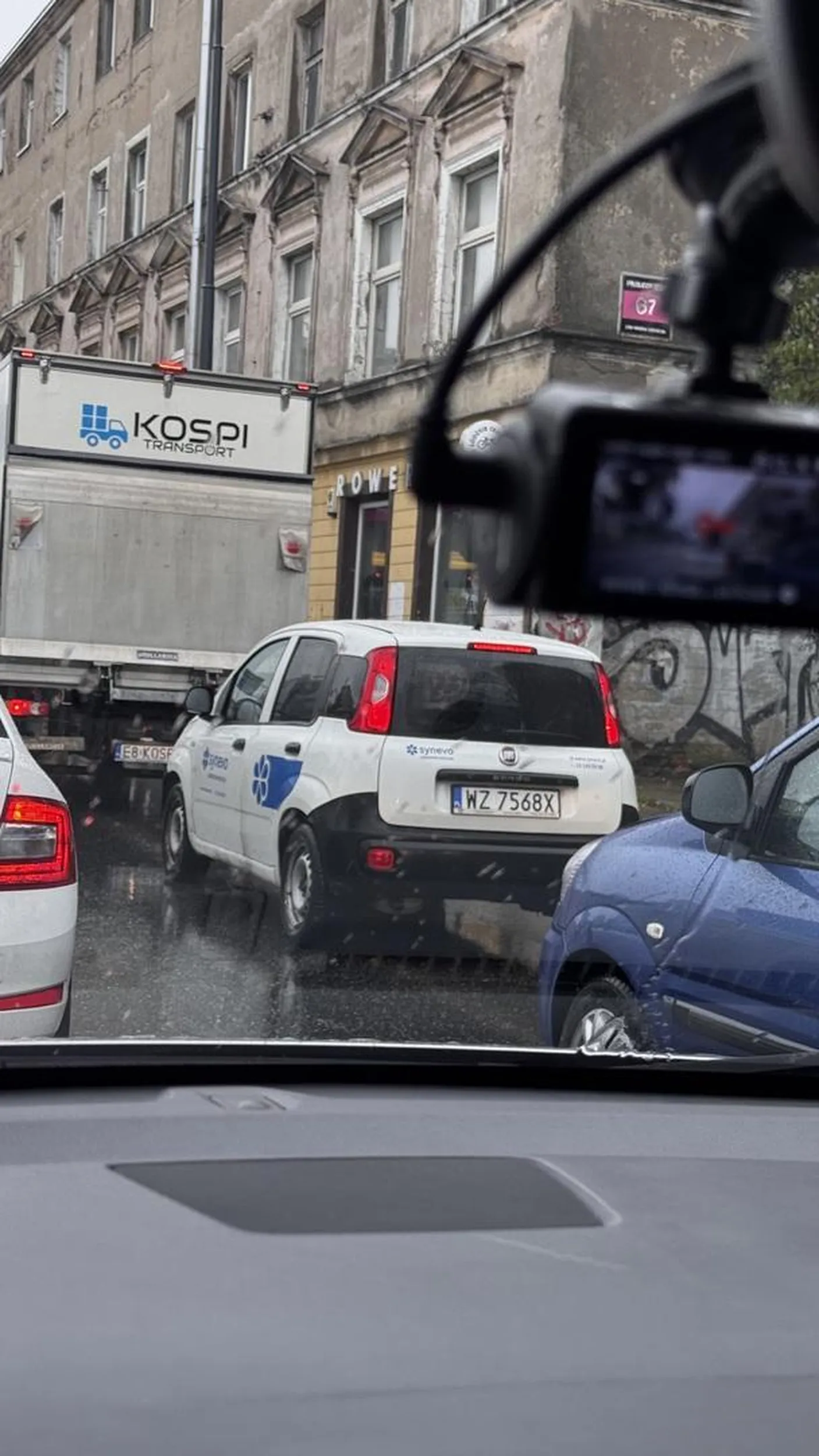 Na skrzyżowaniu skręcał w lewo, a ja jechałem lewym pasem, żeby również skręcić. Wyprzedził mnie na samym skrzyżowaniu, przejeżdżając po krawężnikach. Niech się nauczy jeździć bezpiecznie!