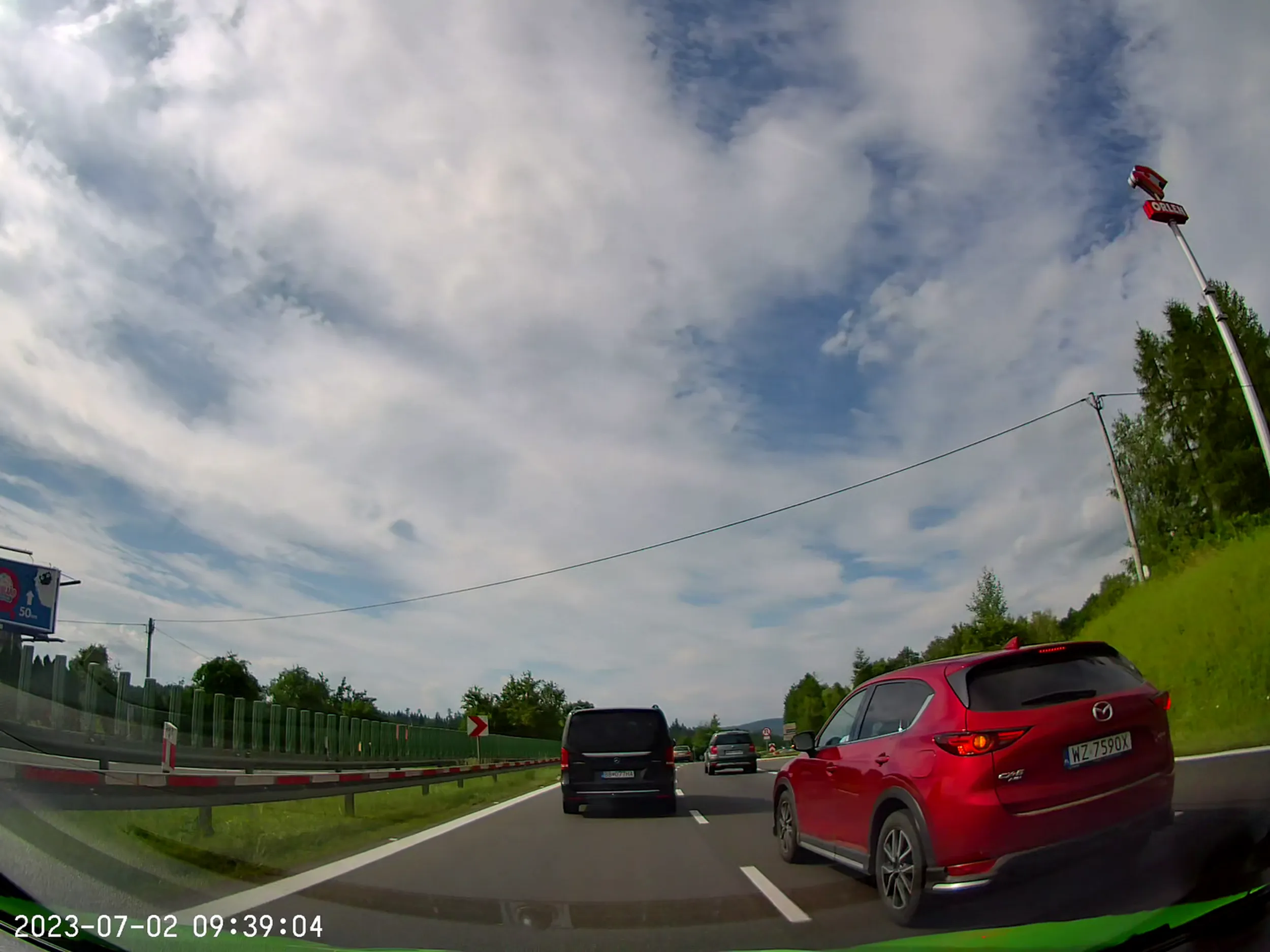 Widzę, że to nie pierwsze takie zachowanie tego pana na Zakopiance... W moim przypadku zajechanie drogi, wpychanie się między jadące auta i siedzenie na zderzaku.