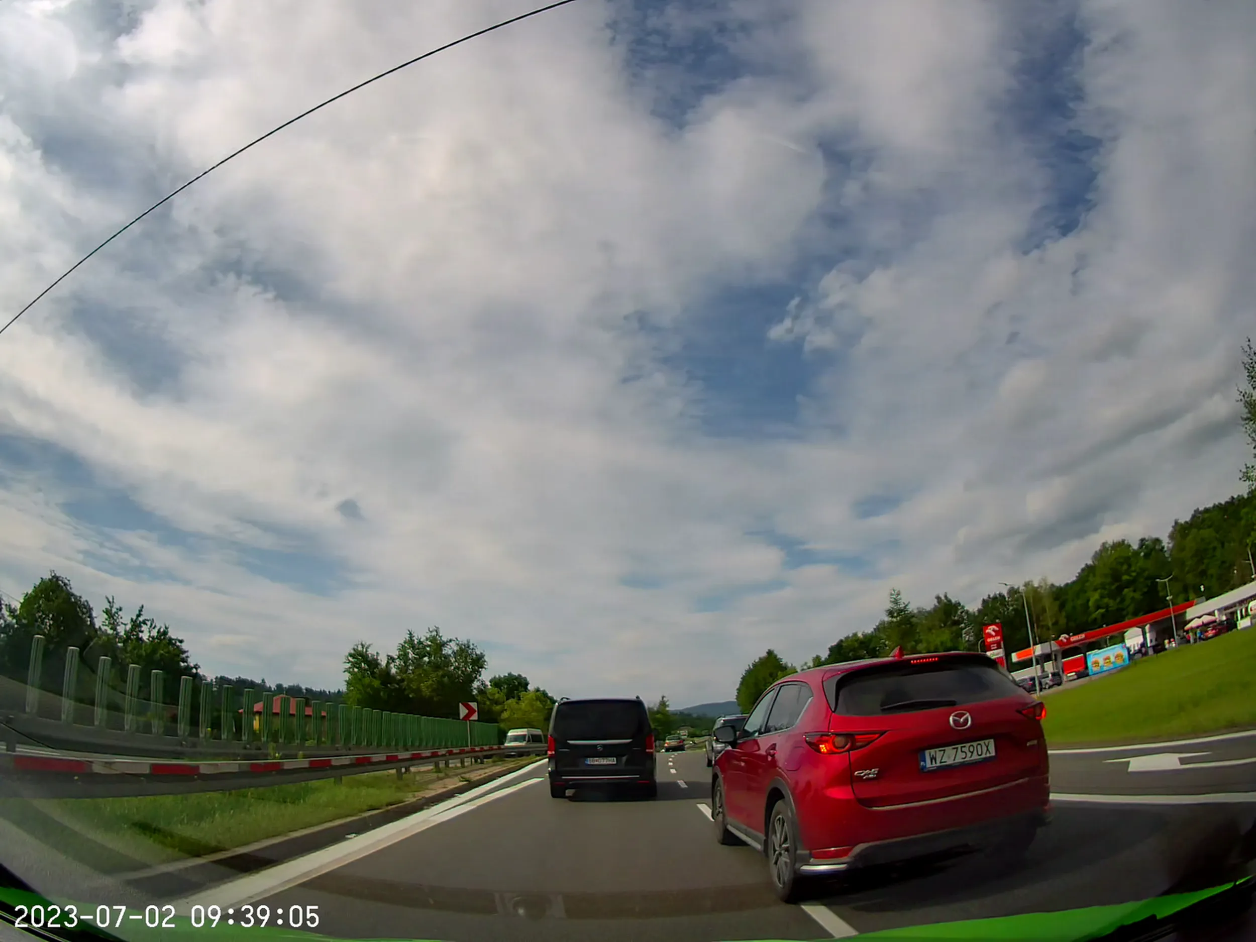 Widzę, że to nie pierwsze takie zachowanie tego pana na Zakopiance... W moim przypadku zajechanie drogi, wpychanie się między jadące auta i siedzenie na zderzaku.