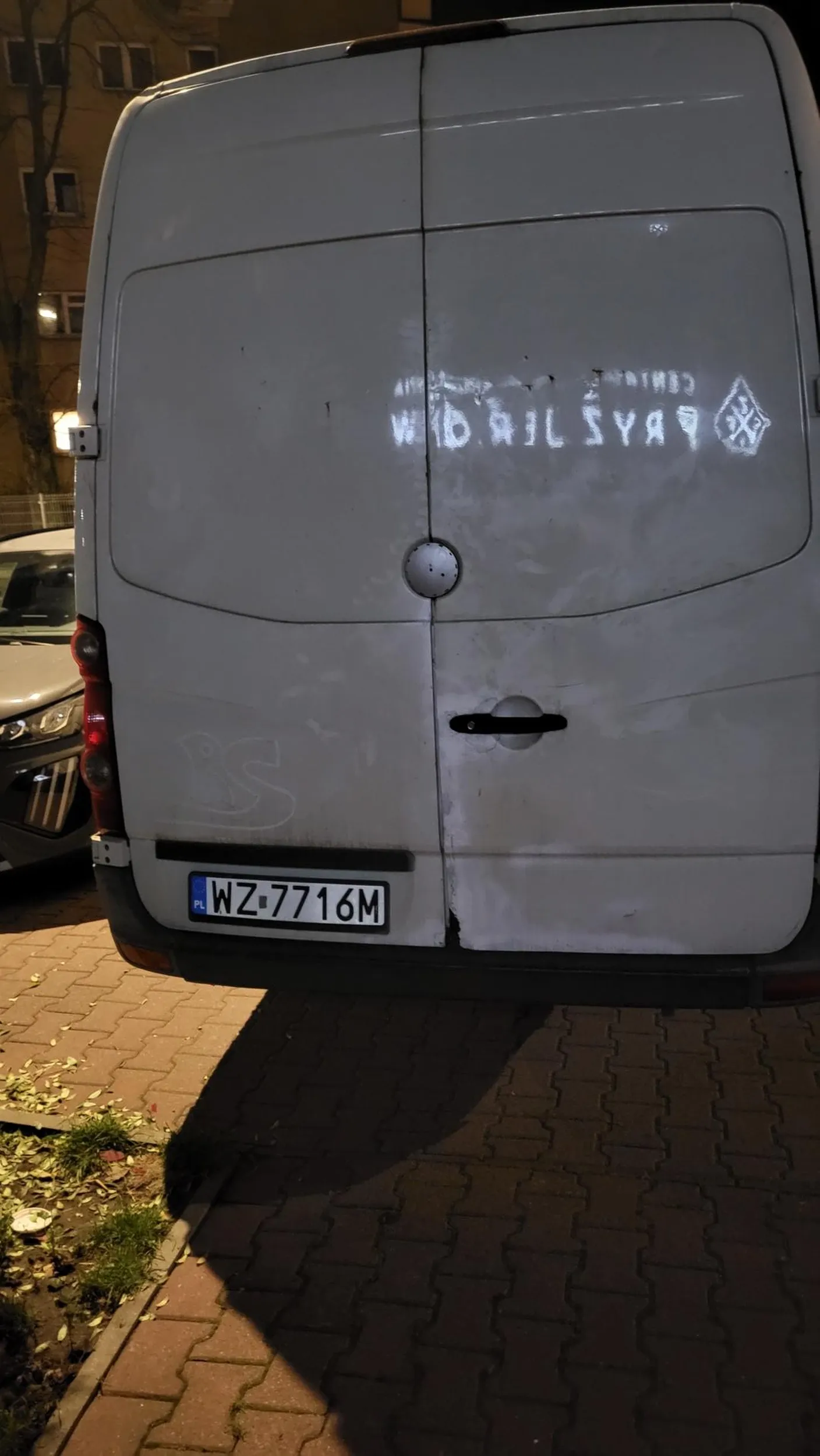 Mistrz parkowania. Niech piesia zapier.alają ulicą.