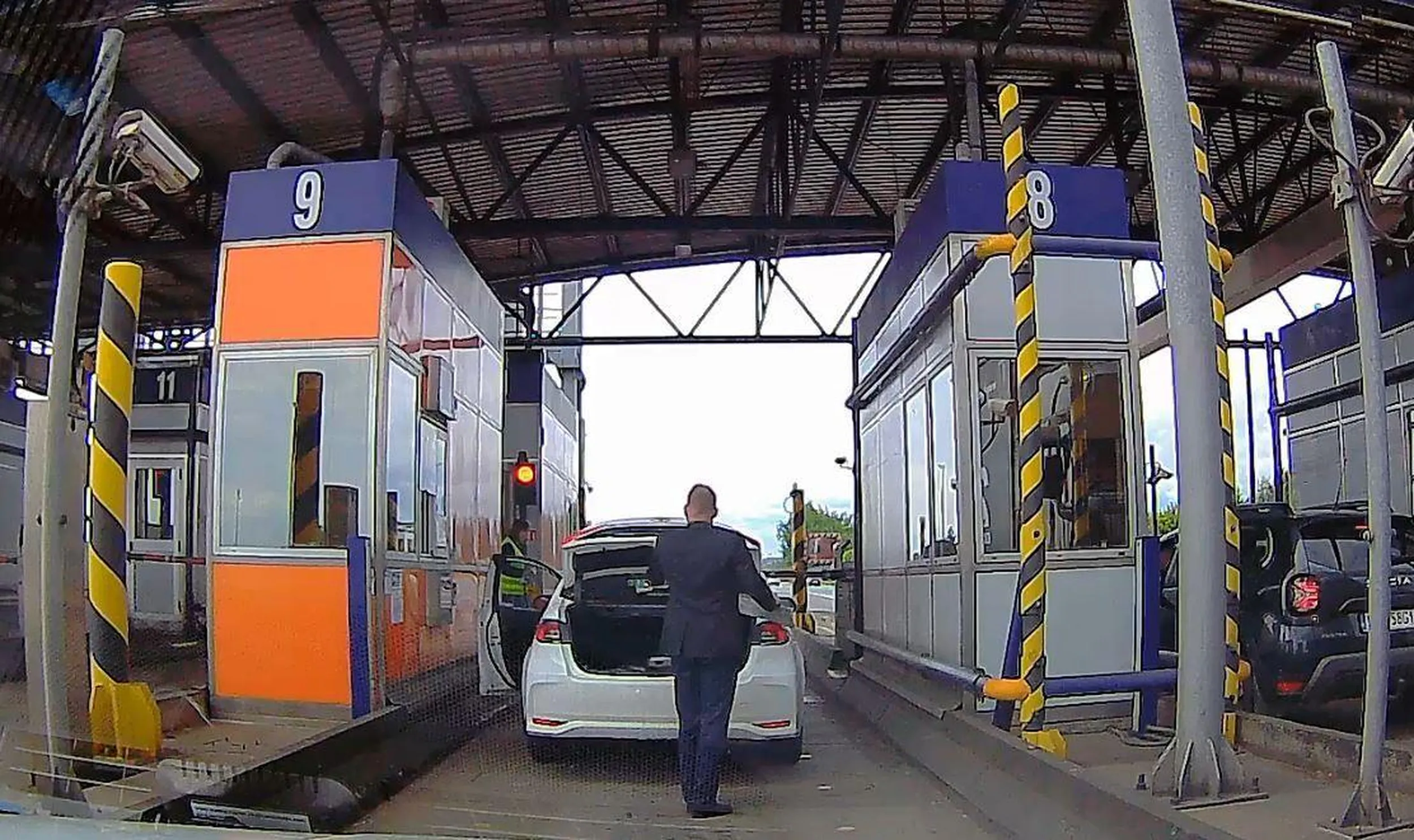 Chłop podjechał na automatyczne bramki na A4 NIE MAJĄC TABLICY REJESTRACYJNEJ NA POJEŹDZIE Z PRZODU. xD Wygrzebał ja z bagażnika, tańczy, skacze, macha do kamer, potem modli się do okienka na bramce bez obsługi. Tacy ludzie powinni tracić prawo jazdy i tego służbowego whirlpoola oczywiście też.