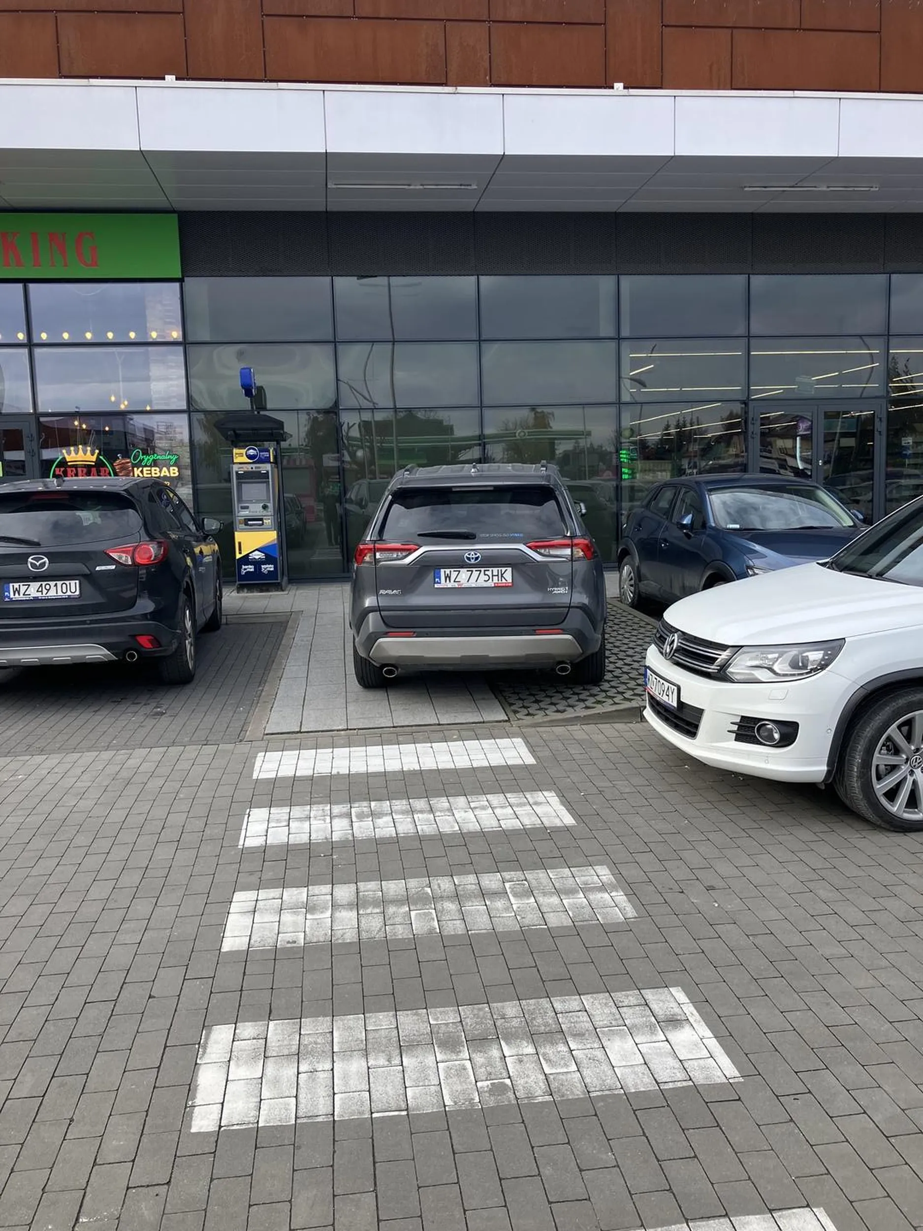 Parkowanie w odległości mniejszej niż 10 metrów od przejścia dla pieszych mimo iż 80% miejsc parkingowych było wolnych. Niestety najlepiej jakby jeszcze wjechał do Biedronki. Myśli , że na parkingu nie dostanie mandatu może niedługo się zdziwić