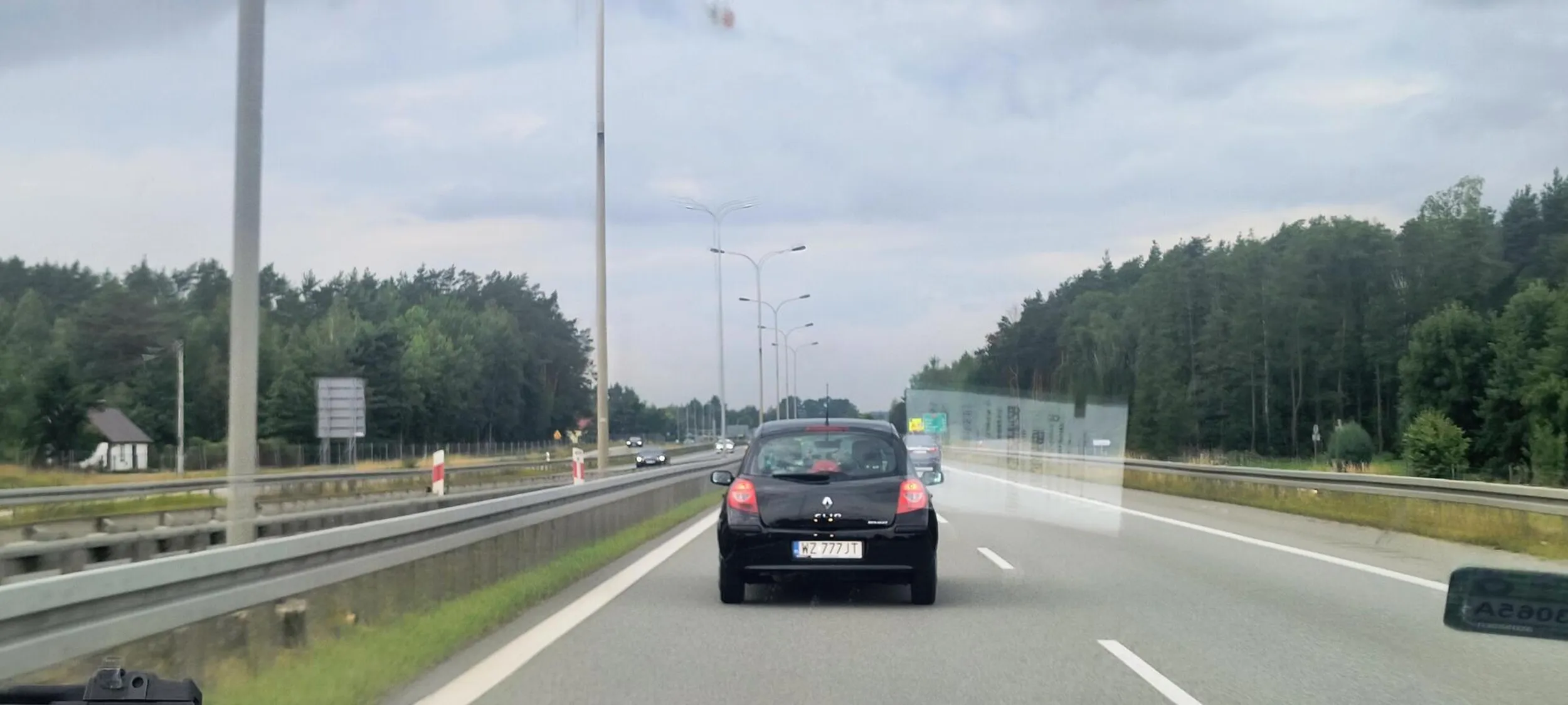 Kierowca bombowca, jedzie lewym pasem nie zjeżdża na prawy, hamuje ruch jak ktoś wjedzie z prawego pasa przed niego trąbi i daje długimi. Potem wyprzedza i hamuje przed tobą.