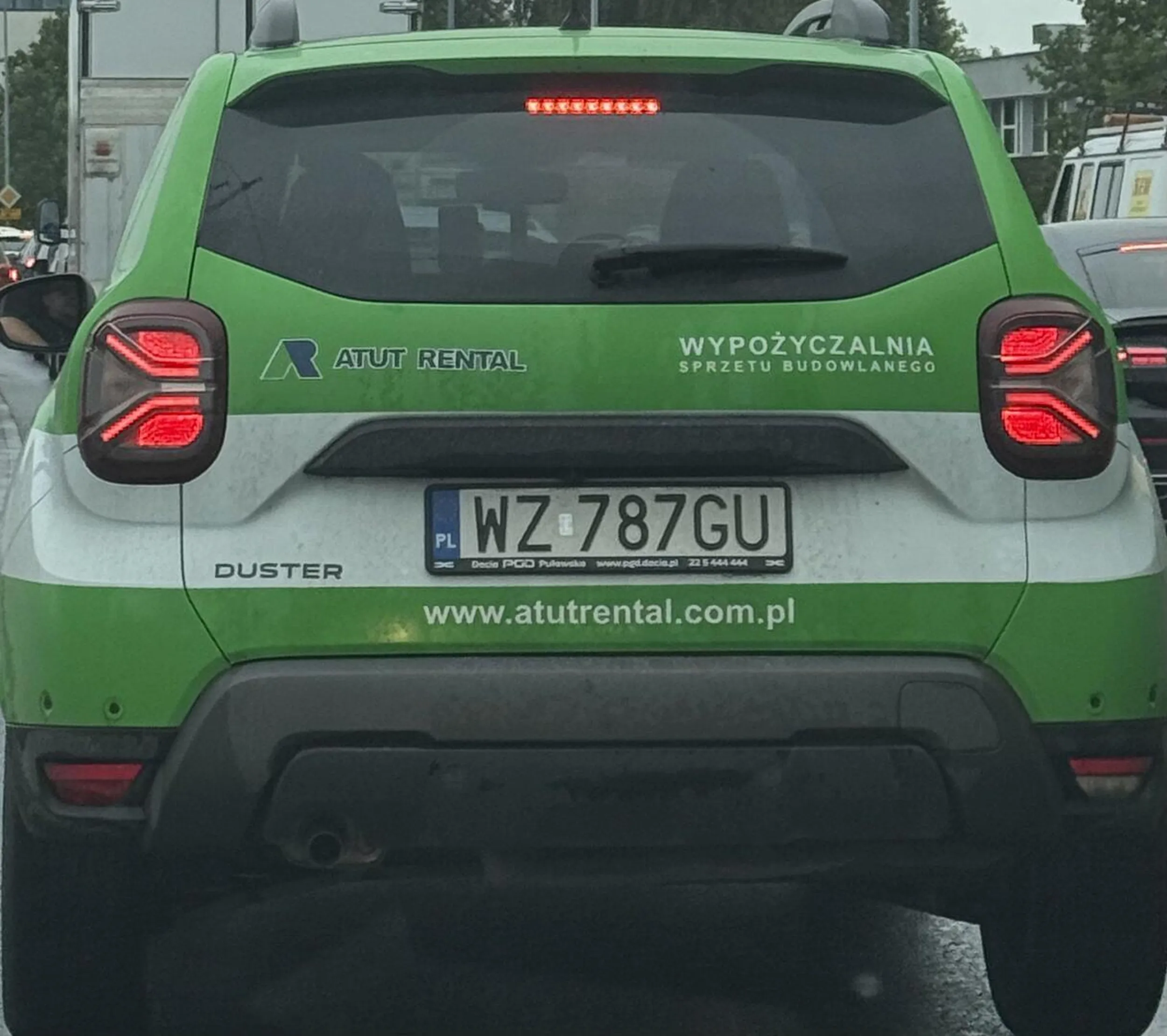 Wymusza pierwszeństwo