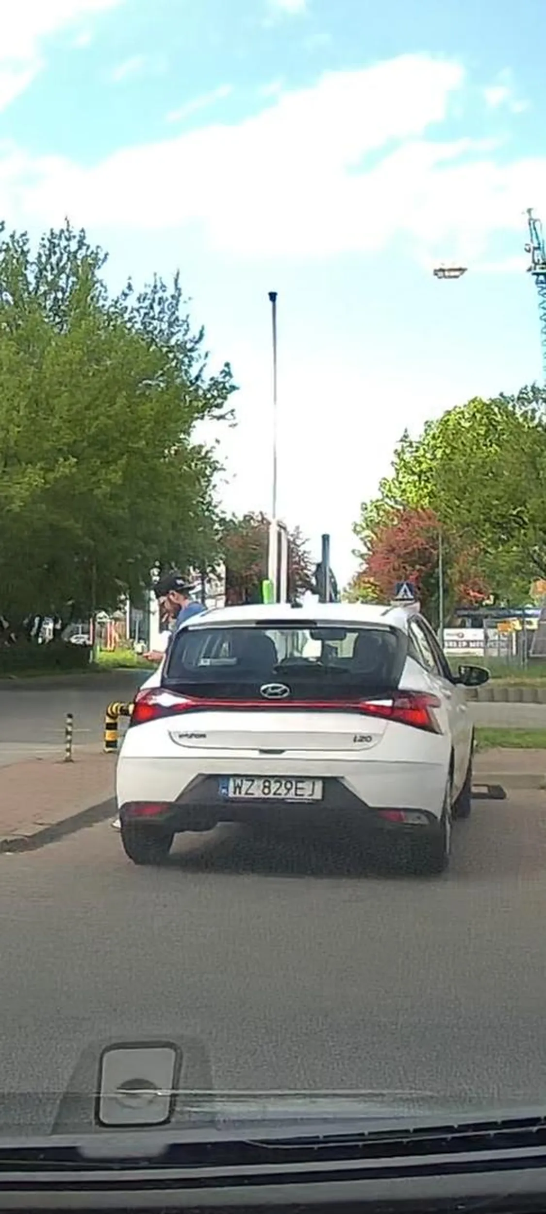 Nie dość, że blokuje stanowisko kompresora, to jeszcze pali na stacji benzynowej. Mętnie się tłumaczy stojąc tak kilka minut, że będzie zaraz popmował koła.