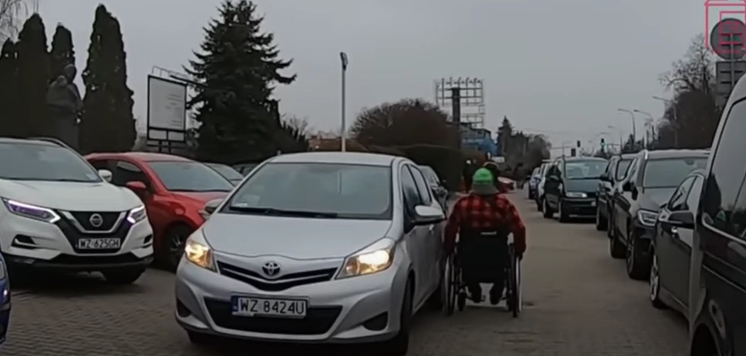 Nieodpowiedzialny kierowca, wykonujący niebezpieczne manewry na chodniku.