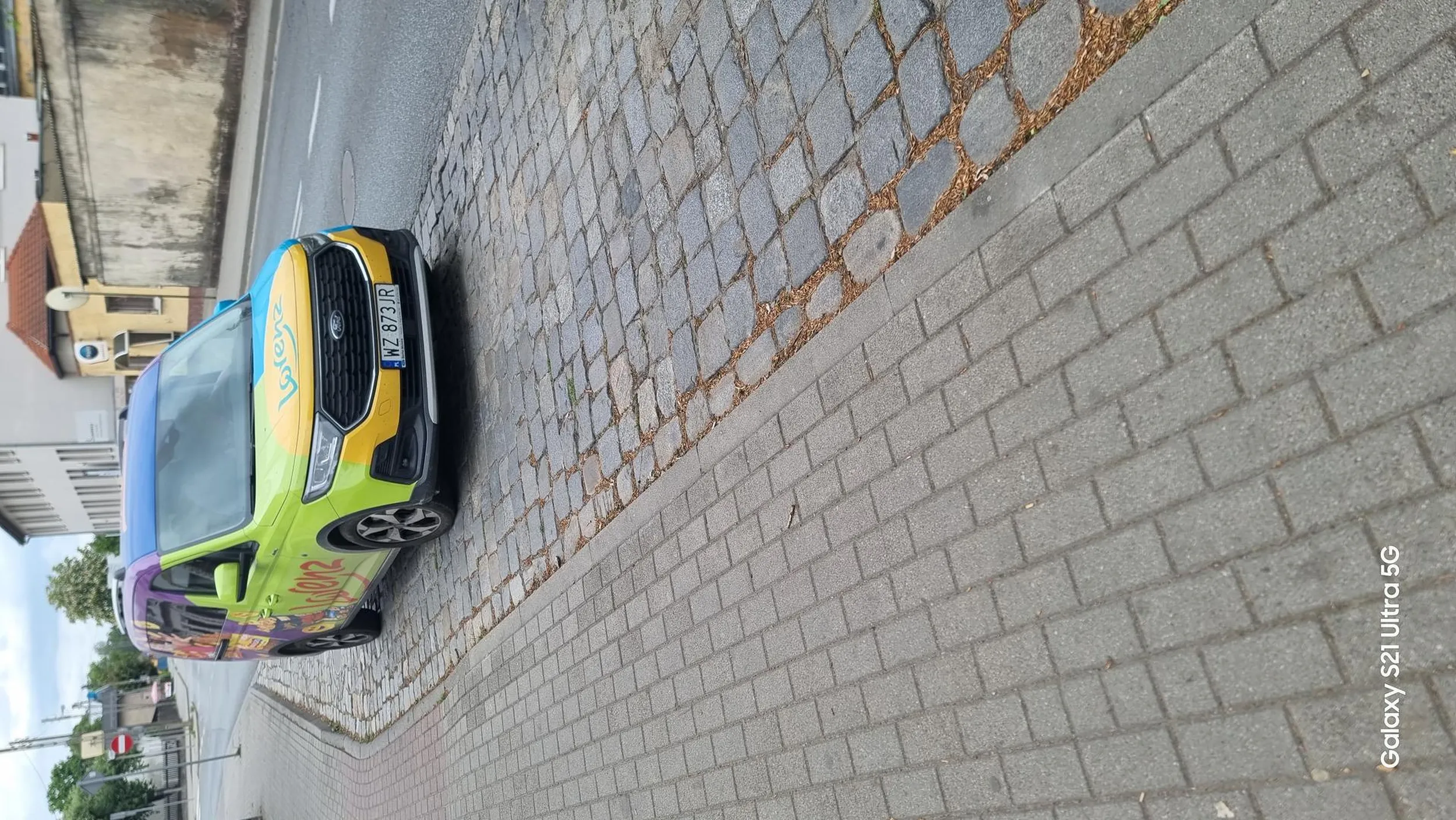 Staje na miejscu dla busa,nie reaguje na klakson autobusu.