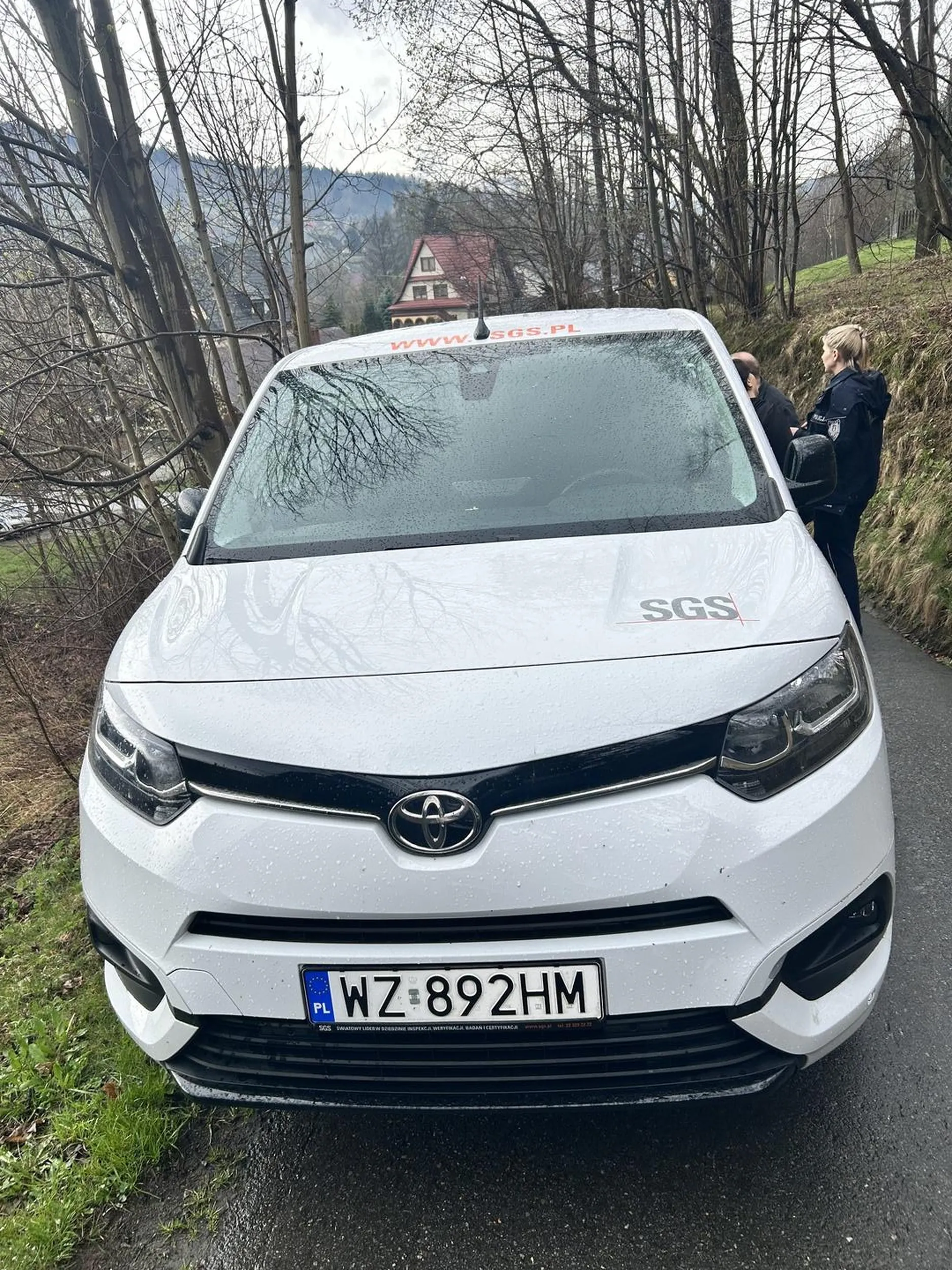 Firma SGS weźcie tego kierowce Barana zwolnijcie. Nie umie cofać ! Wezwał policję na samego siebie dostał mandat za bezpodstawne wezwanie policji xd miał problem cofnąć 5 metrów tłumacząc się że wpadnie i nie wyjedzie na utwardzonej drodze haha