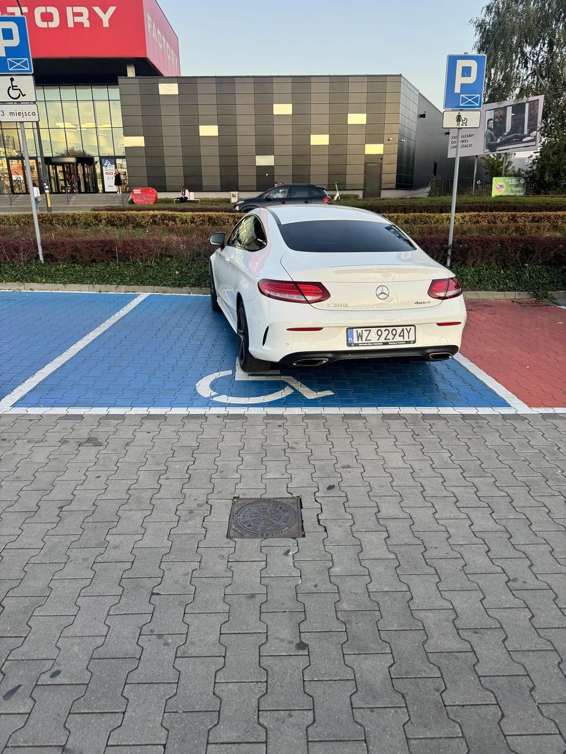 Skoro zabrałeś miejsce i kartę To może zabierz im problem zdrowotny Gościu młody na jasno ubrany chodzi po galerii (faktory Ursus)