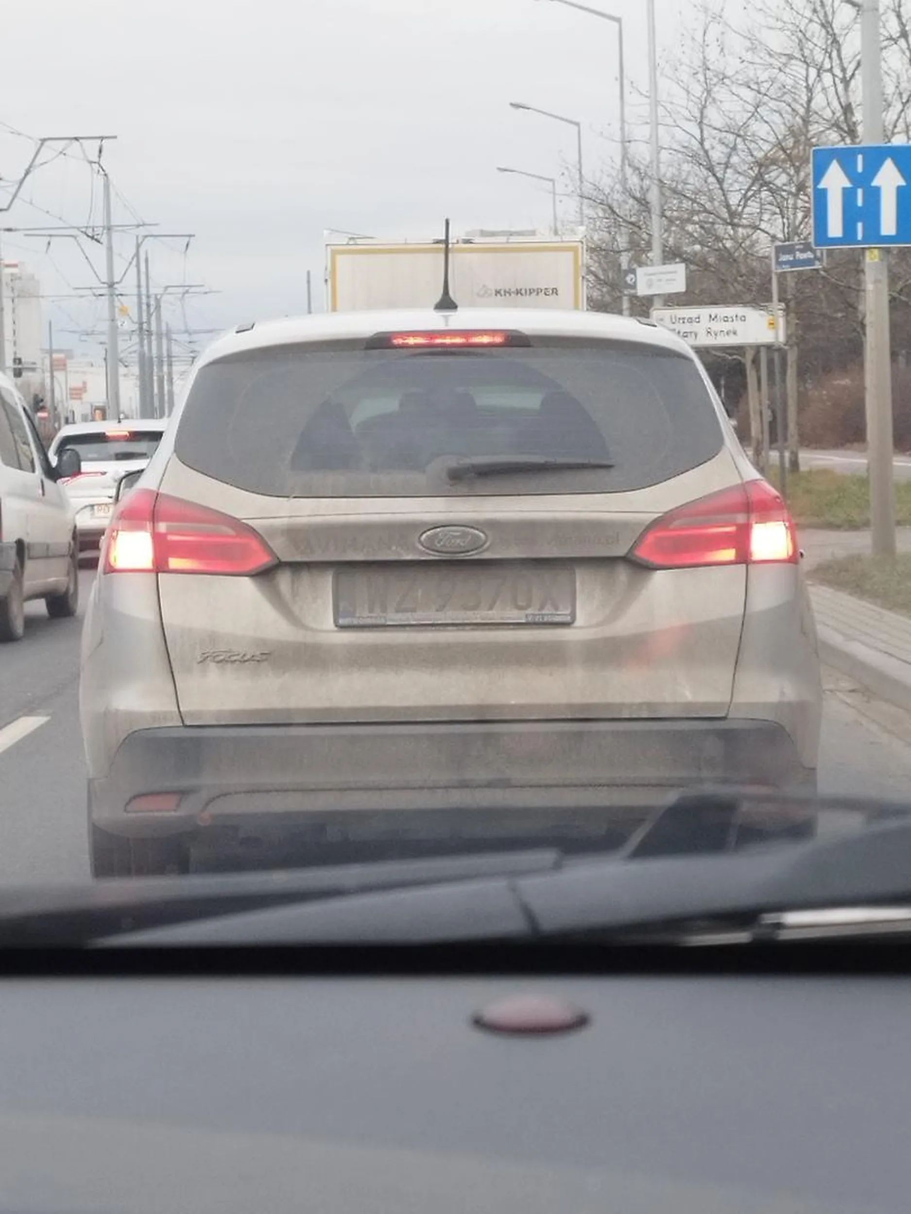 brudne niewidoczne  z daleka tablice rejestracyjne