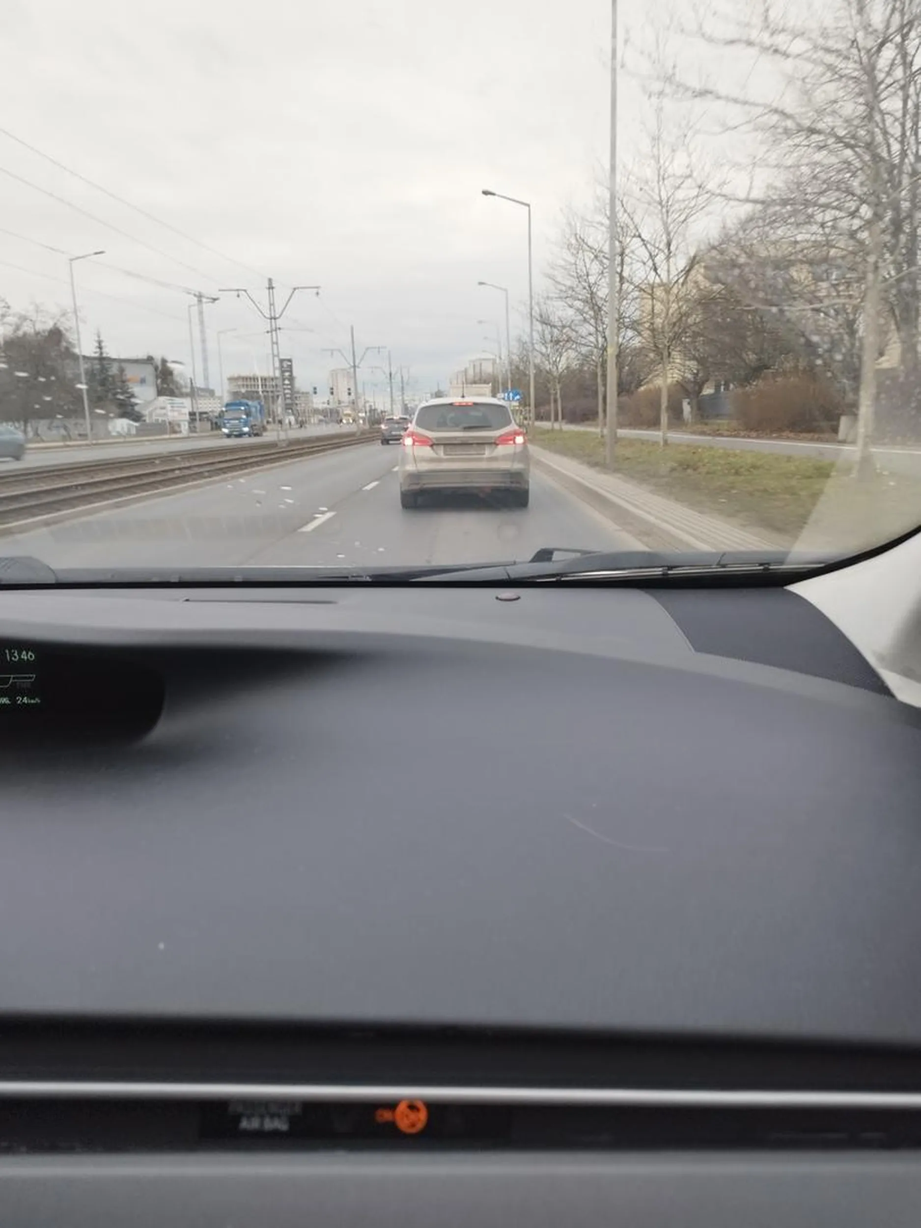 brudne niewidoczne  z daleka tablice rejestracyjne