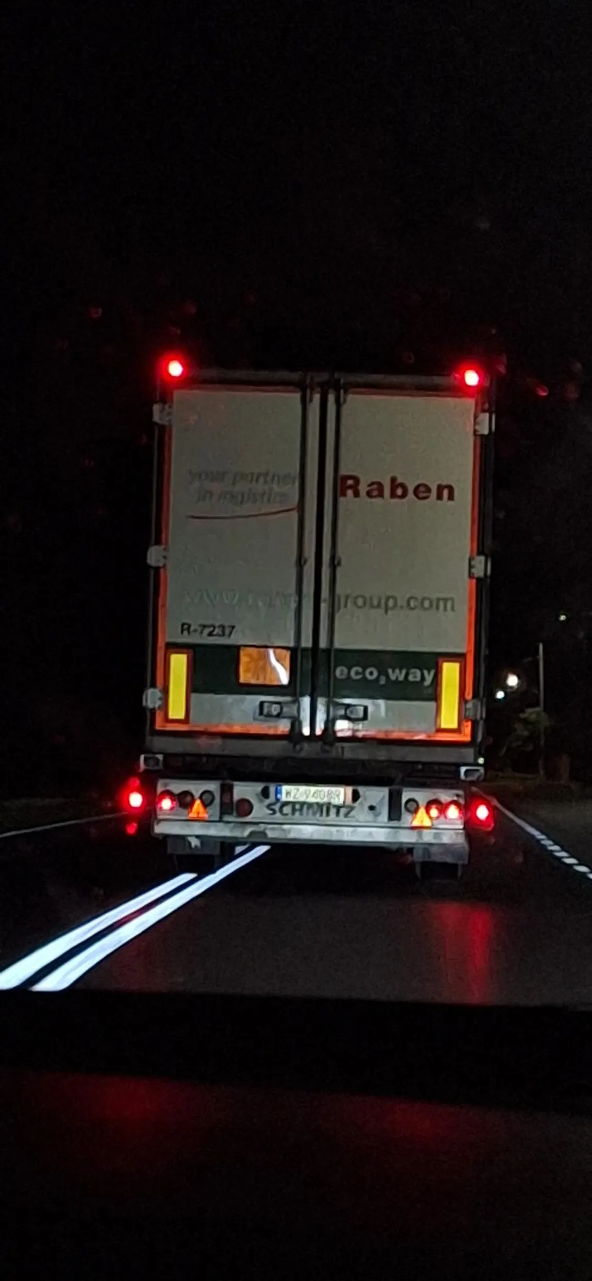 jedzie środkiem ulicy, nieprzewidywalny, nie dało się wyprzedzić bo zasłaniał całą widoczność.