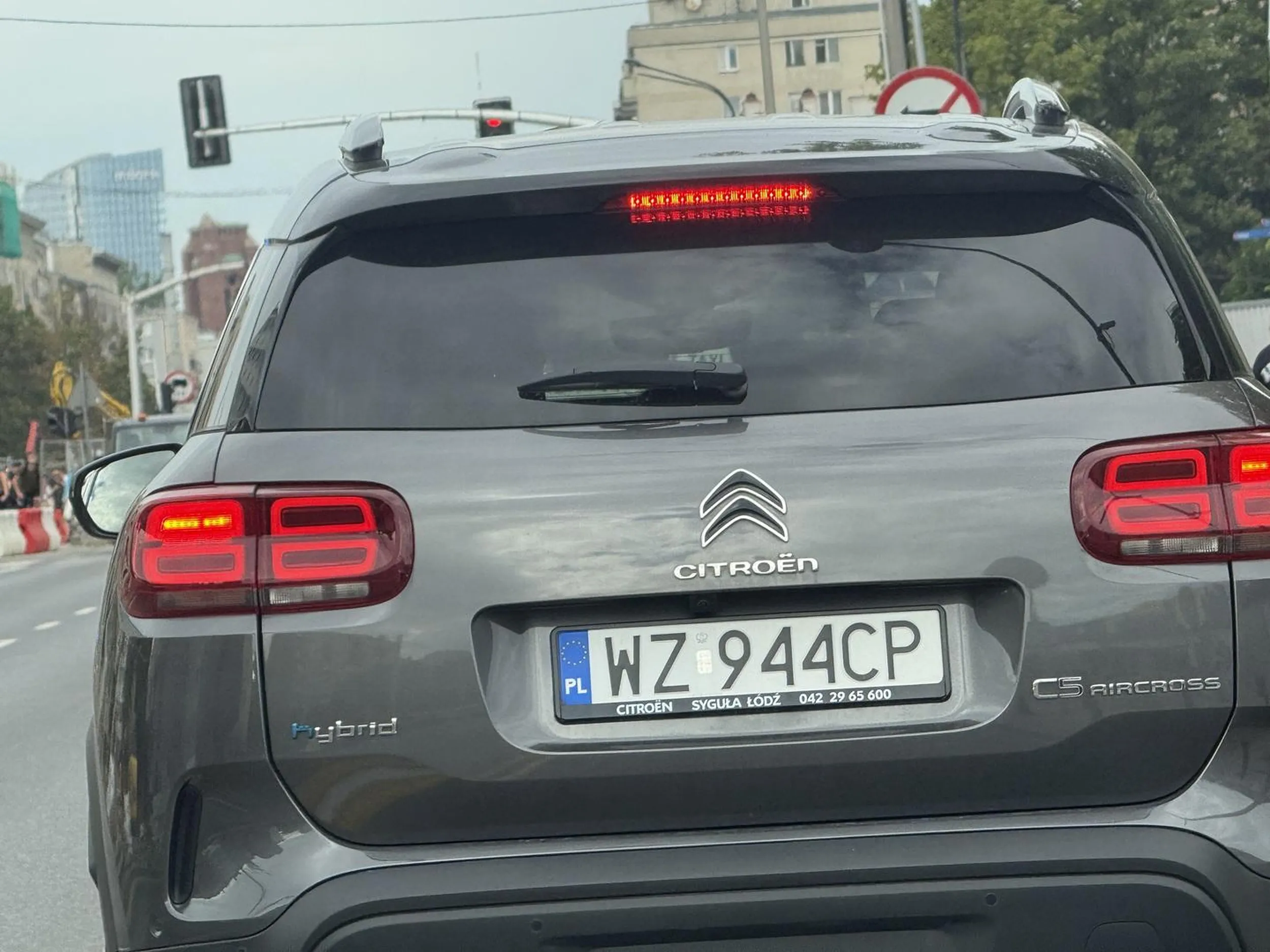 Zapamiętajcie ten numer rejestracyjny. Ten kierowca nie potrafi jeździć i łamie przepisy ruchu drogowego. Bezpośrednio zajechał mi drogę. Zatrąbiłem, ale nawet się nie obejrzał, nie przeprosił. Gdybym nie zahamował, to przerysowałby mi cały bok auta.