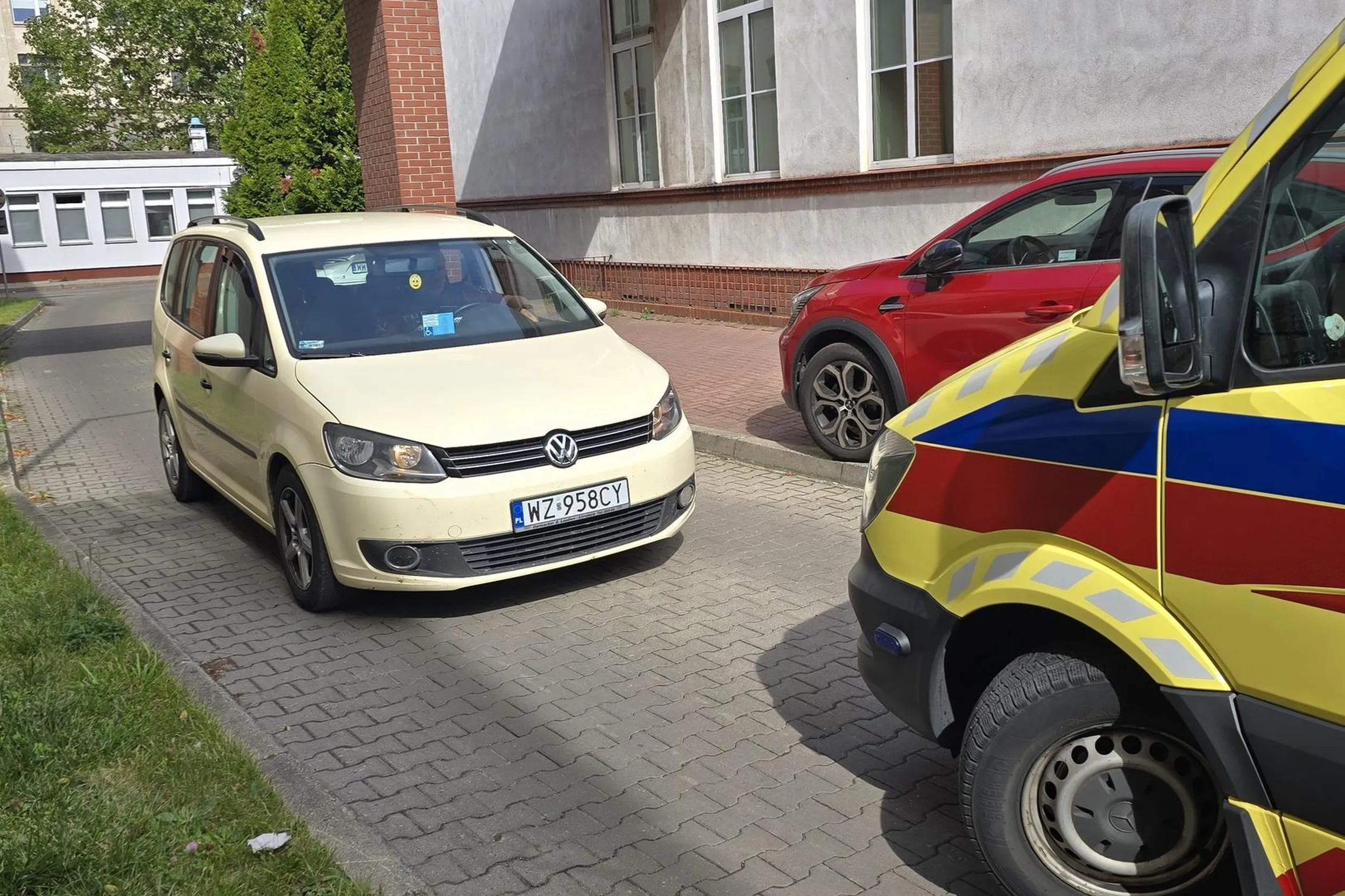 Pan blokuje przejazd karetki z pacjentem i niechce ustąpić pierwszeństwa
