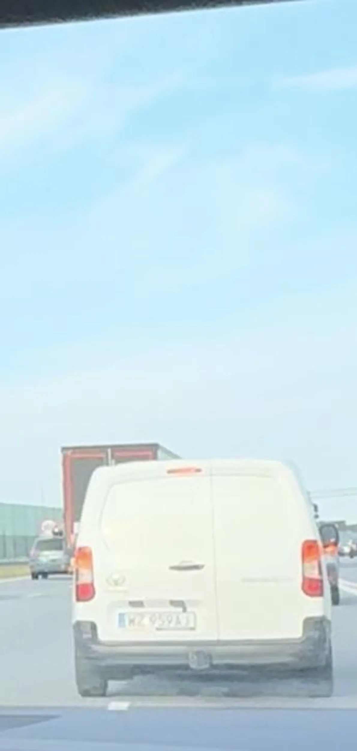 Jeździ jak wariat, zajeżdża drogę i hamuje przed maską. Wciska się w odstęp którego wymaga prd.