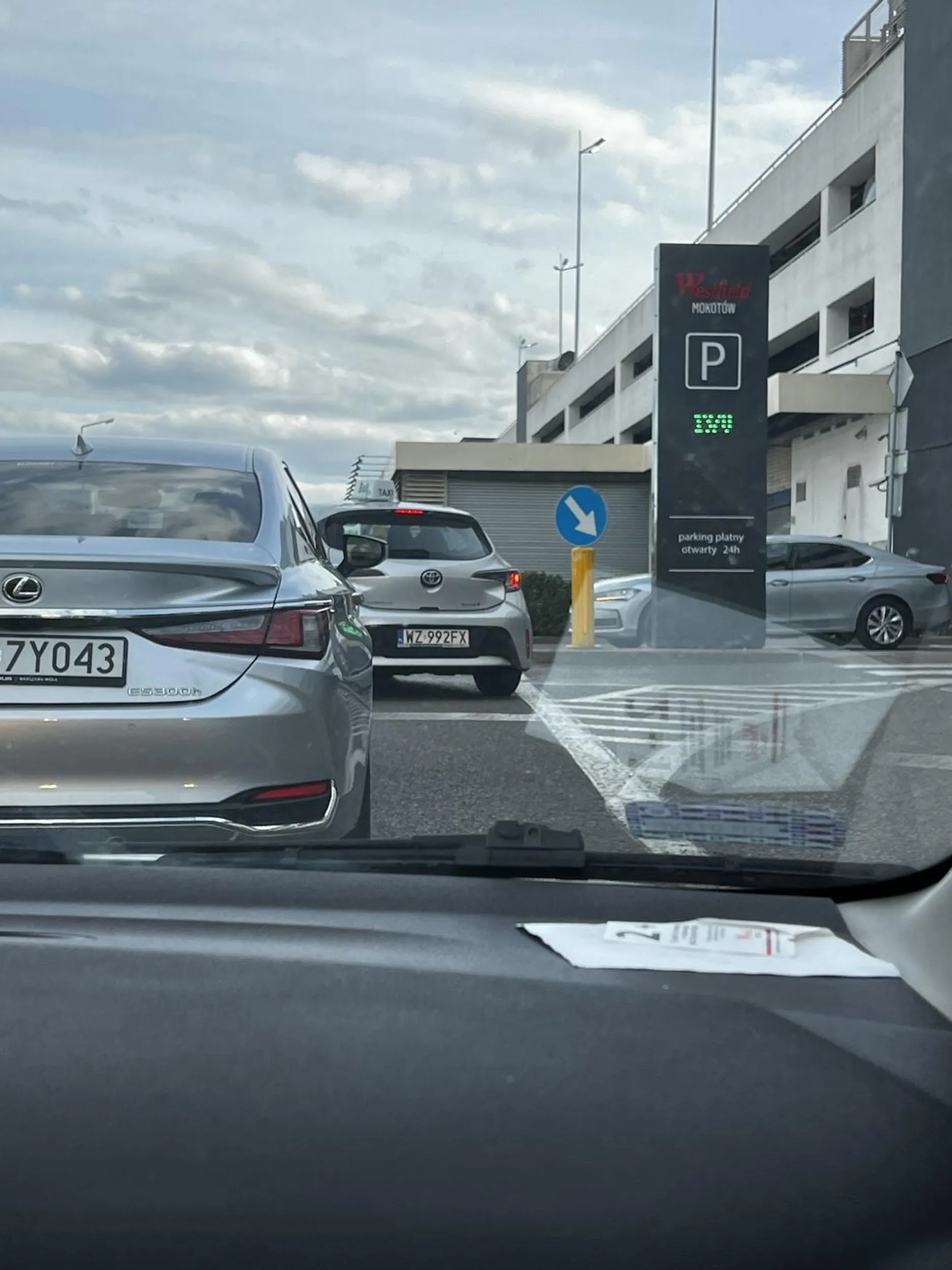 Wpieprzanie się na ciągłej to norma dla tego bolciarza