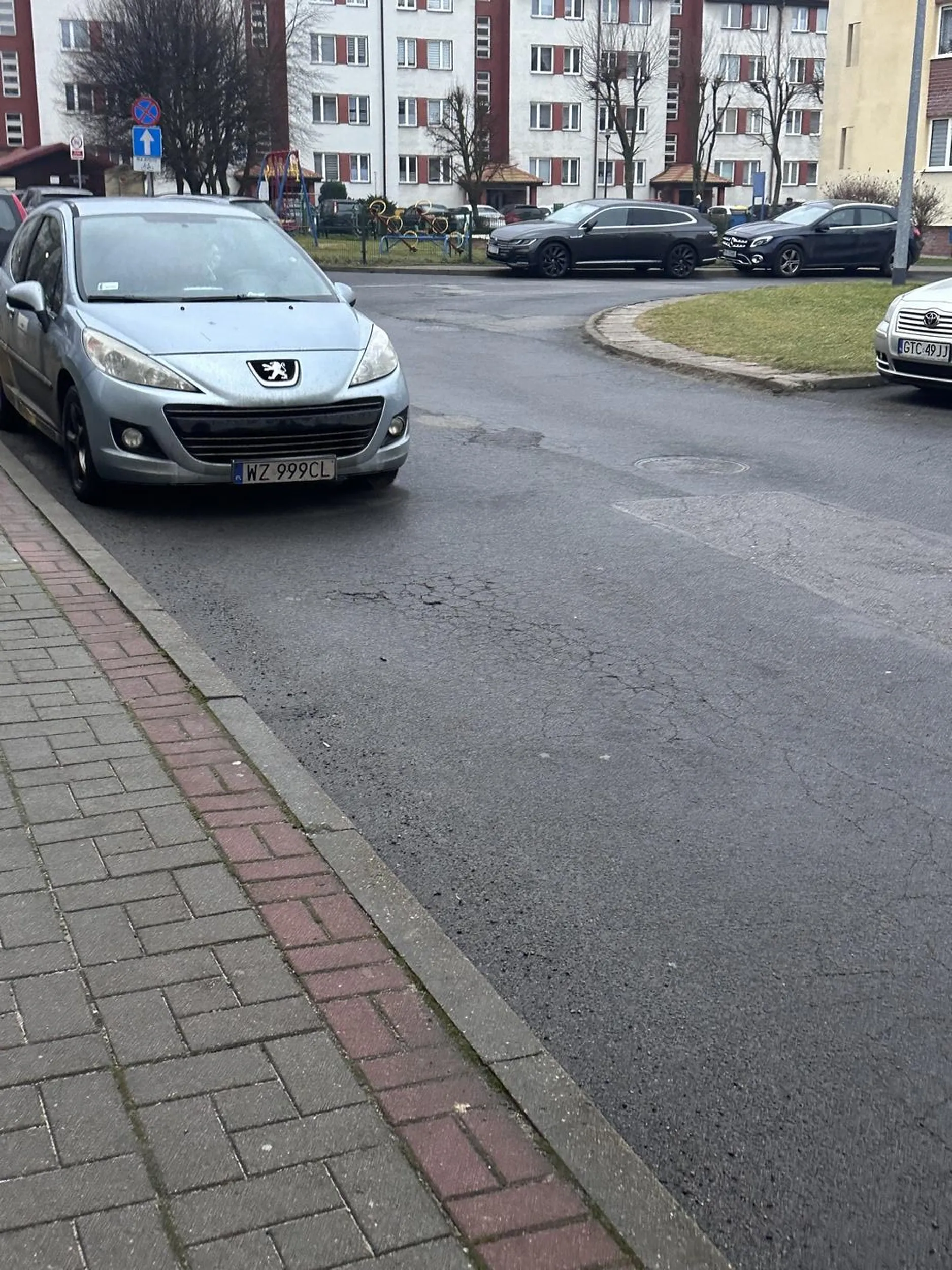 Kierowca parkuje na środku skrzyżowania. Brał pojęcia o przepisach to jedno, a dwa utrudnianie życia innym.