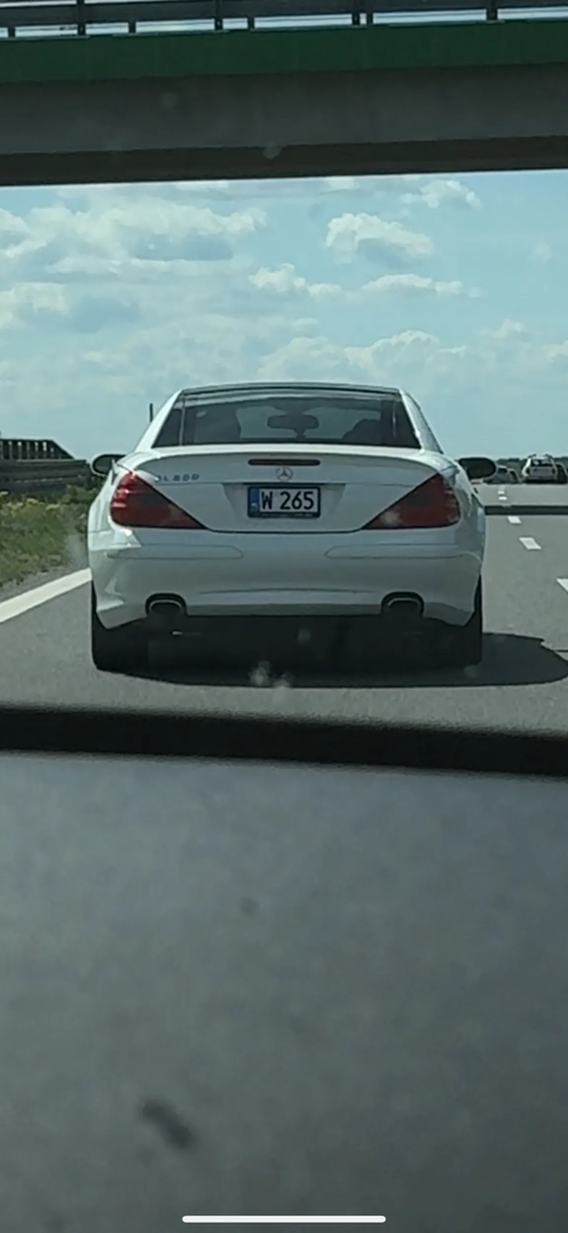 Widać takim pojazdom dozwolone jest jeżdżenie środkiem drogi na esce. Już prawie byłem w barierkach to strąbiłem dziada ale musiał się odwdzięczyć i hamować mi przed maską przy 130km/h. Wariat, nie polecam kierowcy.