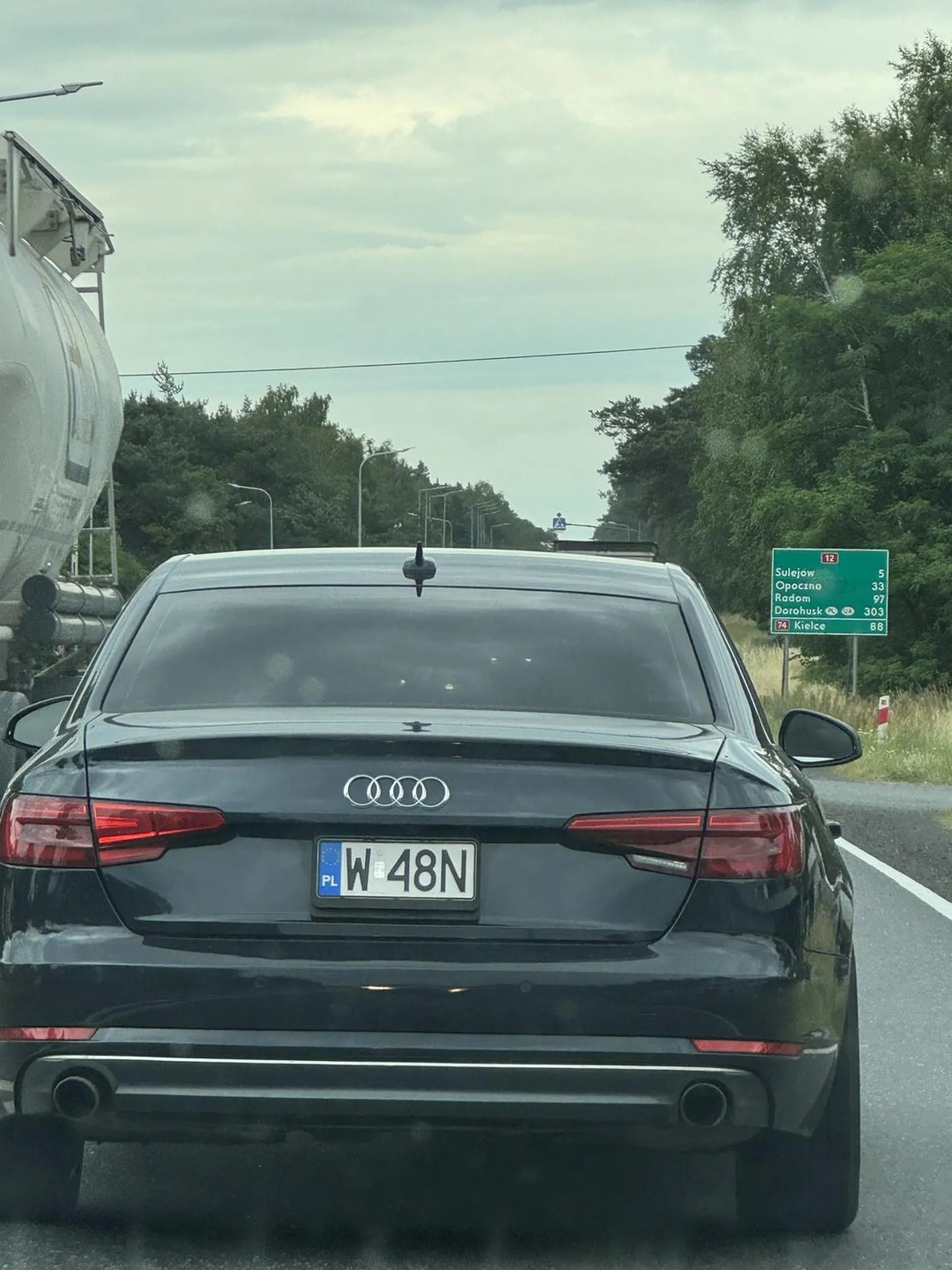 Mam nadzieję że jak masz tyle pieniędzy żeby opłacić lewy przegląd (bo chyba czerwone kierunki to nie w PL) to masz też pieniądze żeby zapłacić mandat za śmiecenie i wyrzucanie petów za okno podczas jazdy. Cztery zera piąte za kółkiem