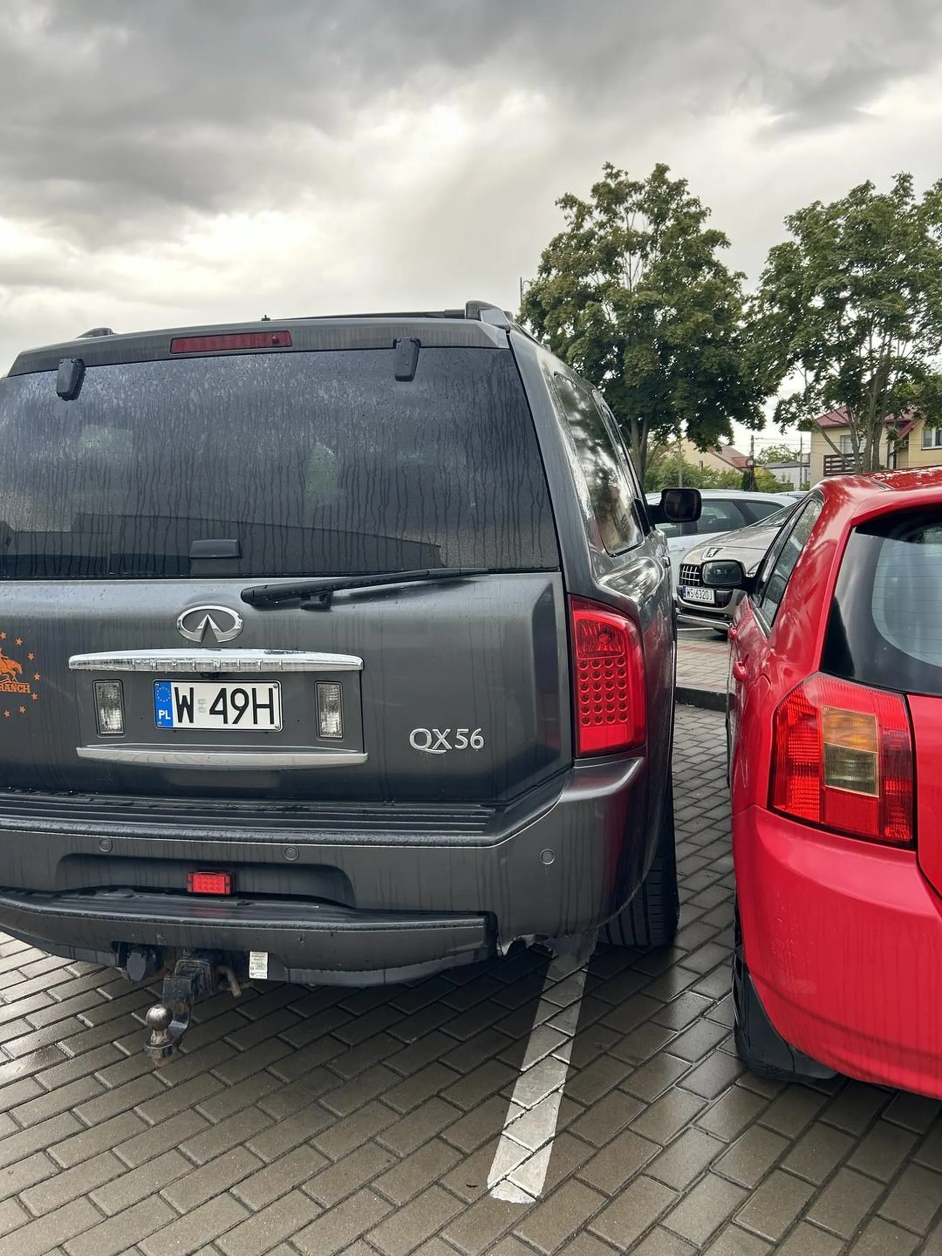 bez mózgu zastawia wejście do samochodu