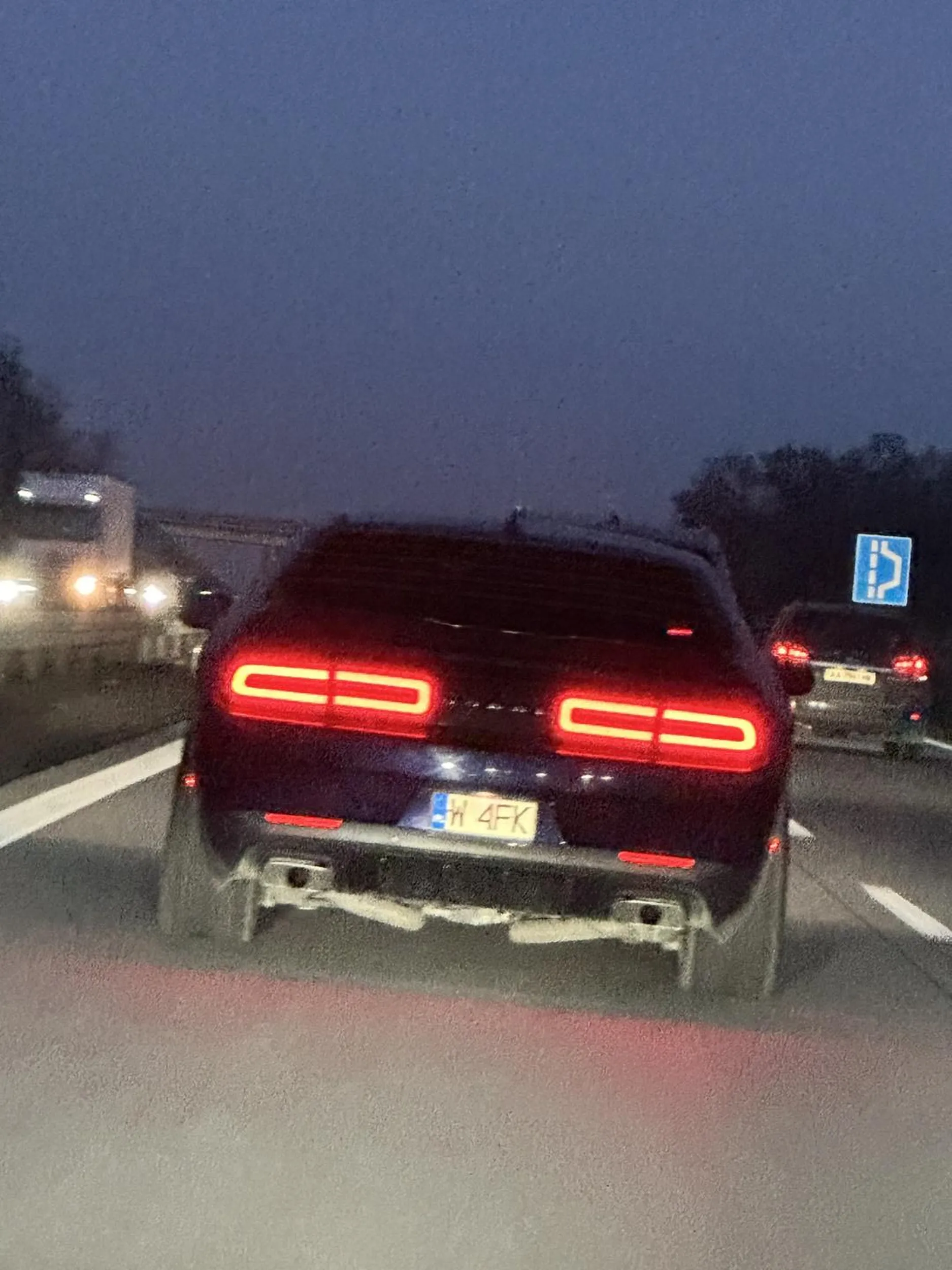 Typ brak mózgu ewidentnie rekompensuje sobie autem. O mało nie spowodował czołówki przed zjazdem na A4 na węźle Kostomłoty. Facet z naprzeciwka zjechał prawie rowu, żeby uniknąć zderzenia. Jeśli masz gościu prawko, w co wątpię, to mam nadzieję, że ktoś Ci je w porę zabierze, zanim doprowadzisz do tragedii.