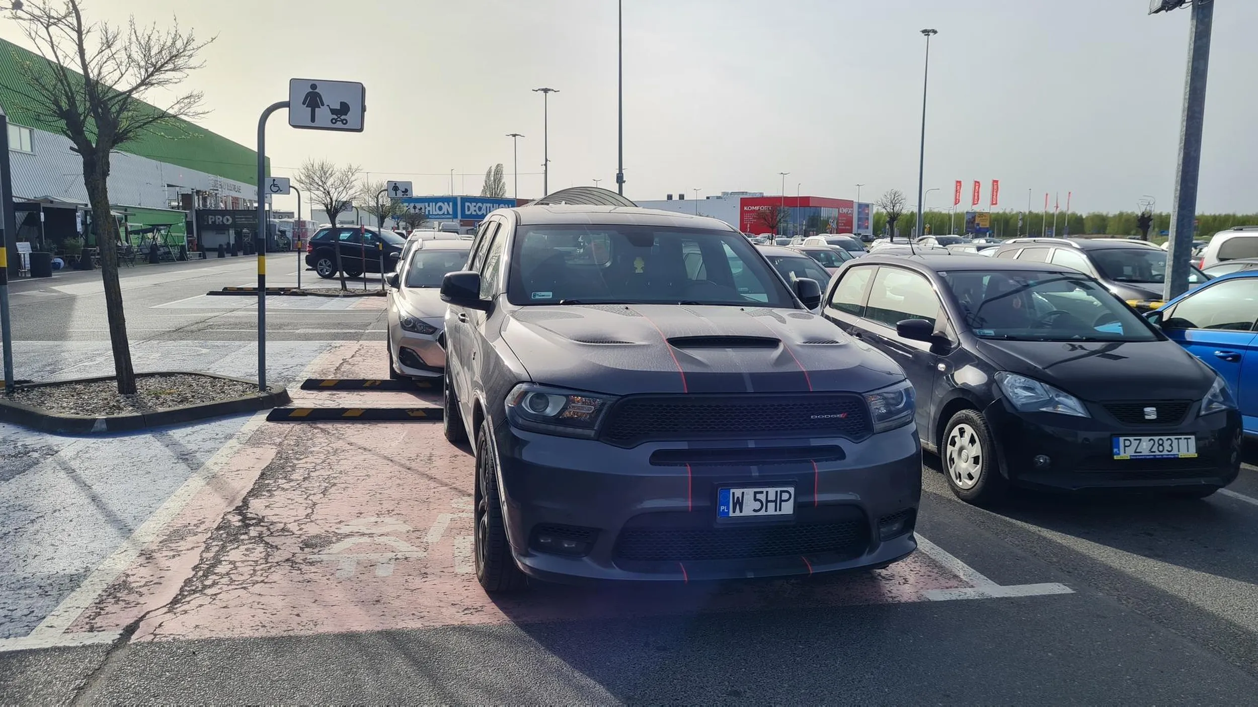 Niestety kierowca nie umie manewrować tak dużym pojazdem i staje na miejscu przeznaczonym dla kierowców z dziećmi (pomimo braku dzieci na pokładzie).